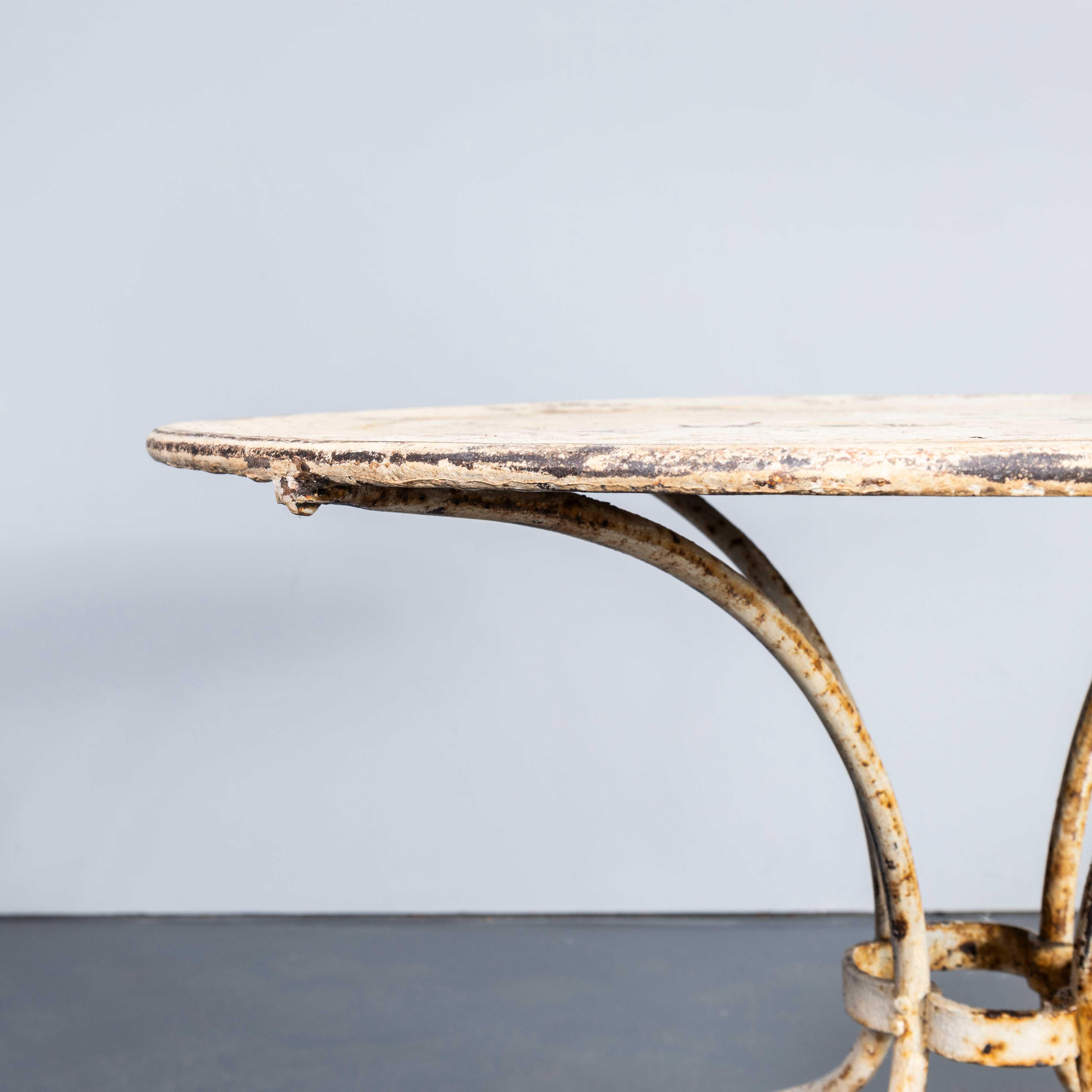 1950er Jahre Eleganter weißer französischer runder Metalltisch für den Außenbereich im Zustand „Gut“ im Angebot in Hook, Hampshire