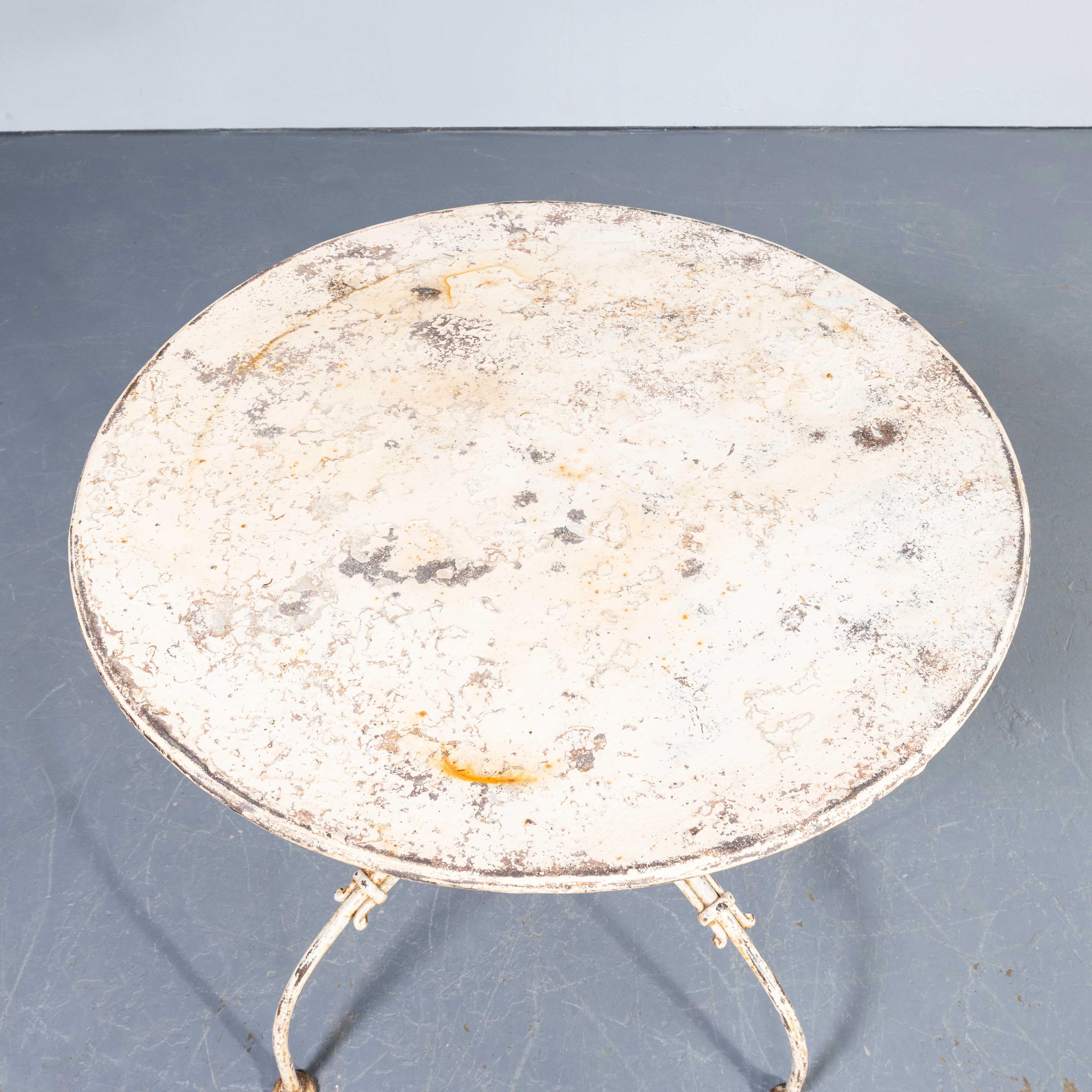 1950er Jahre Eleganter weißer französischer runder Metalltisch für den Außenbereich (Mitte des 20. Jahrhunderts) im Angebot