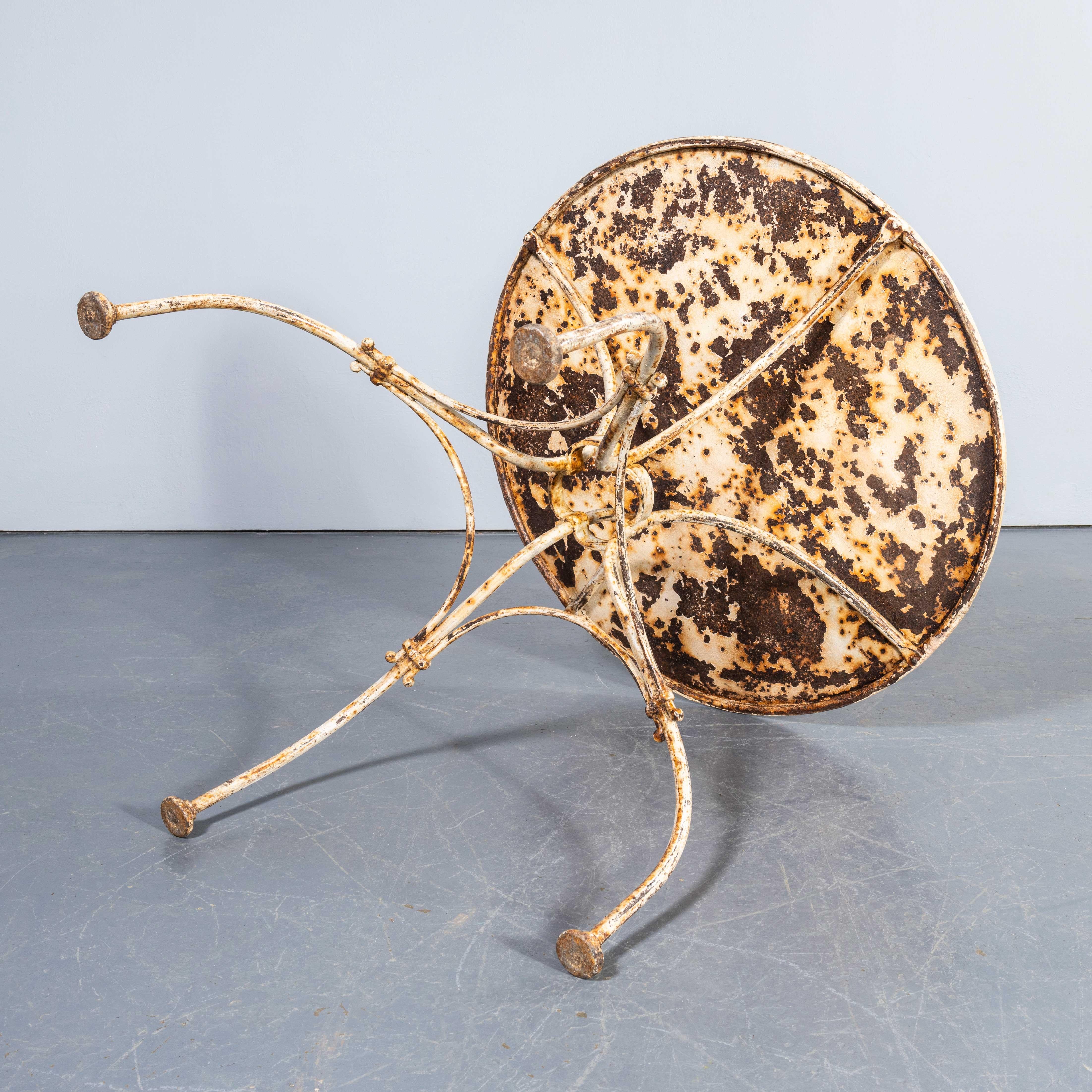 1950er Jahre Eleganter weißer französischer runder Metalltisch für den Außenbereich im Angebot 1