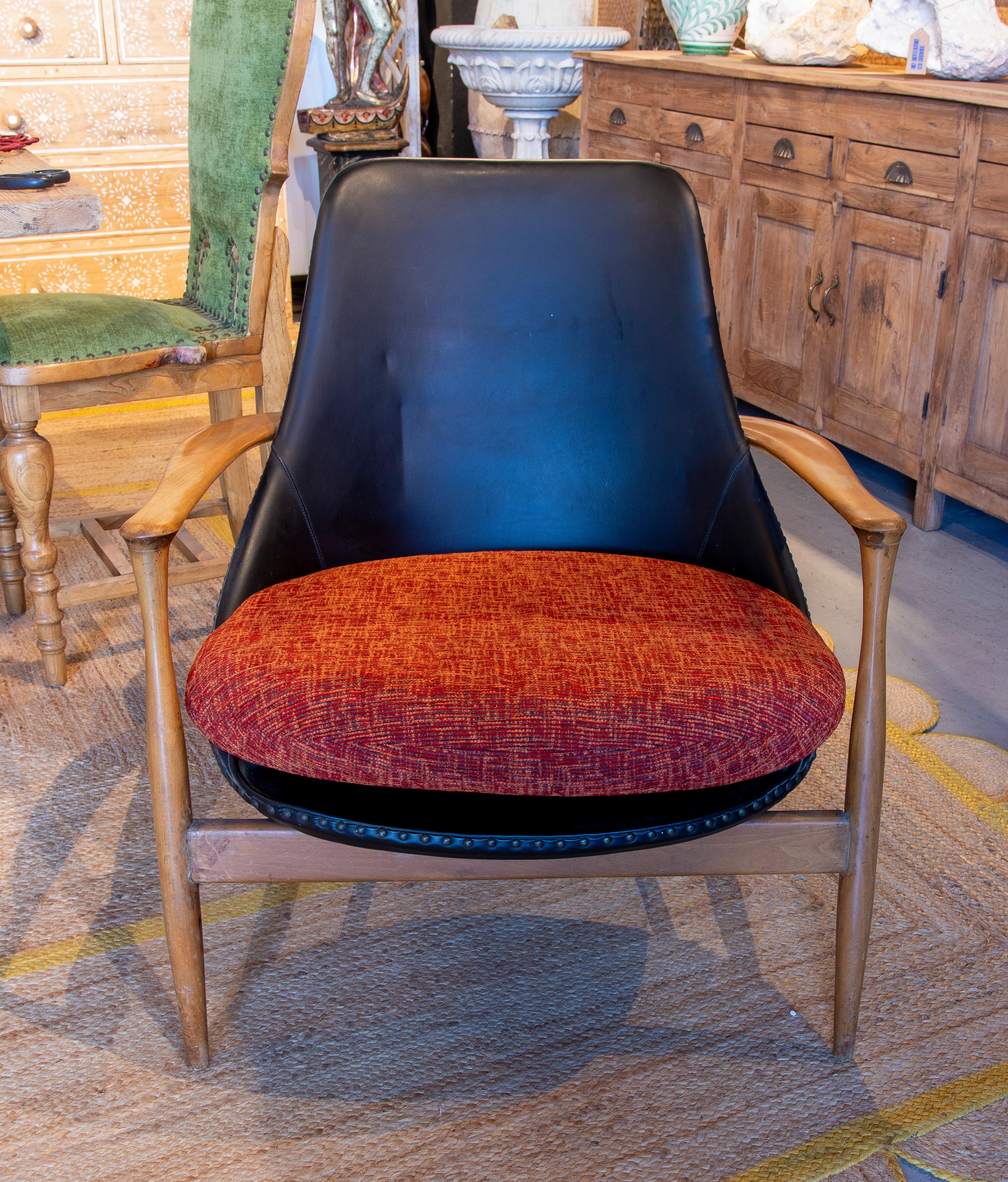 Chaise longue Elizhabet des années 1950 du designer Ib Kofod-Larsen

Elegant et intemporel, ce fauteuil Mid-Century Modern allie un design ergonomique à des matériaux chaleureux et à des contrastes attrayants. Le dossier incurvé à armature noire