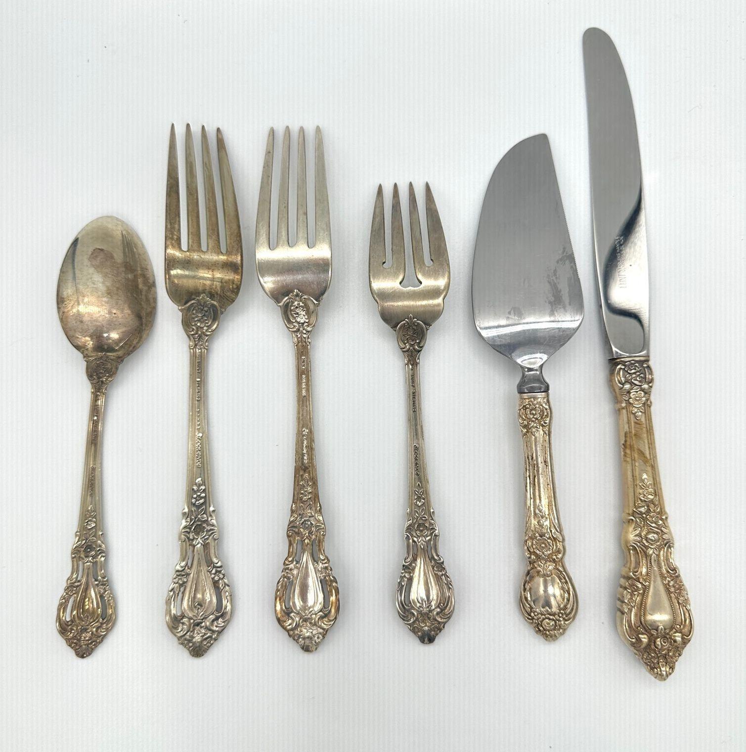 Nel 1953, Lunt Eloquence è stato introdotto come design per l'argenteria. Eloquence ha un design molto dettagliato e ornato con motivi intricati, tra cui rose, manici smerlati e altri elementi naturali e liberi. Ogni pezzo di argenteria sfoggia