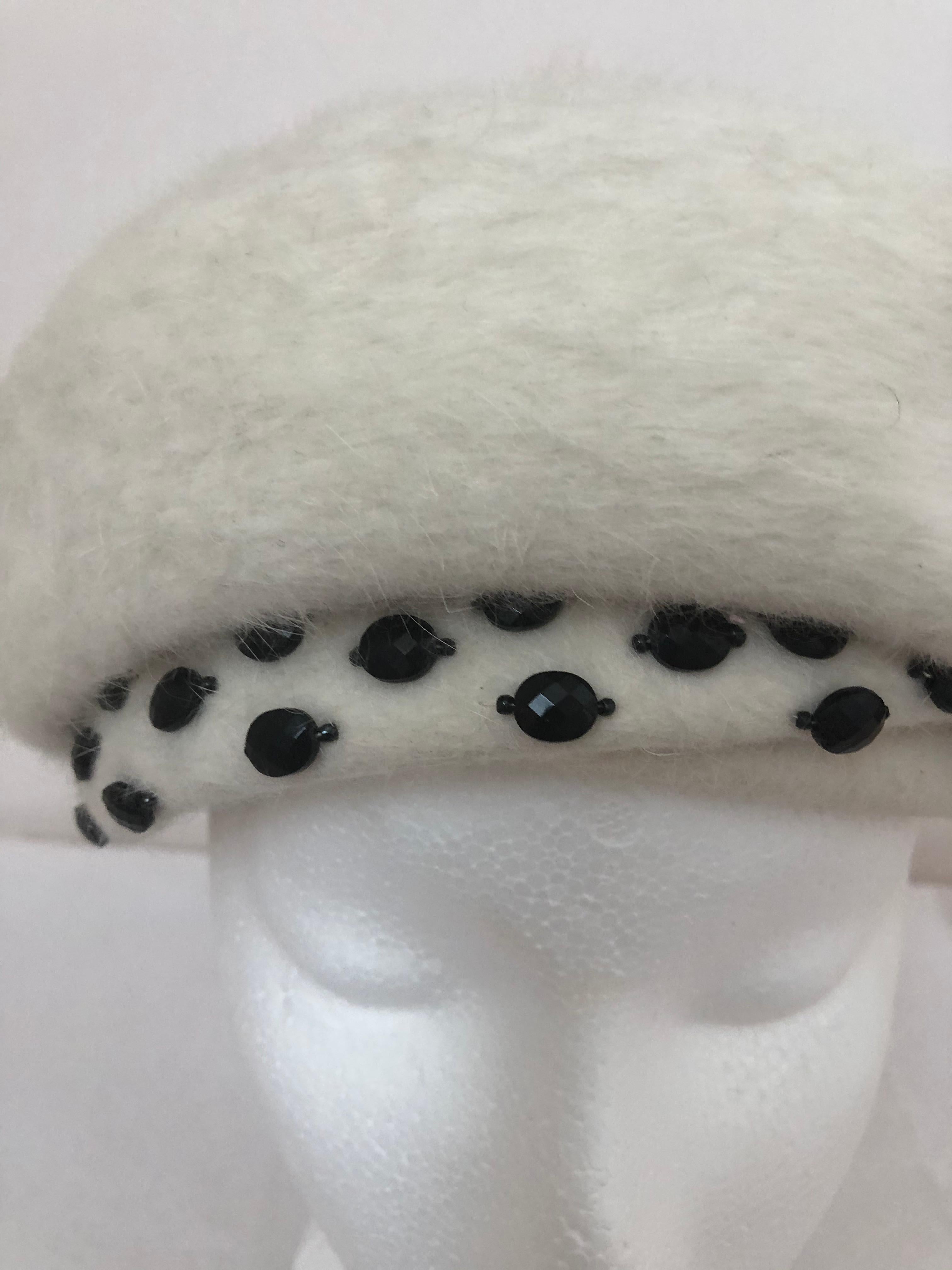 Stylish and elegant cream color fur felt hat from designer Elsa Schiaparelly manufactured in Italy by Toscana. The details are superb and include beading. Details have been captured in the photographs below.