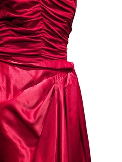 Robe de cocktail en soie rouge froncée « Haute Couture » d'Elsa Schiaparelli, Paris, années 1950
