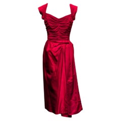 Robe de cocktail en soie rouge froncée « Haute Couture » d'Elsa Schiaparelli, Paris, années 1950