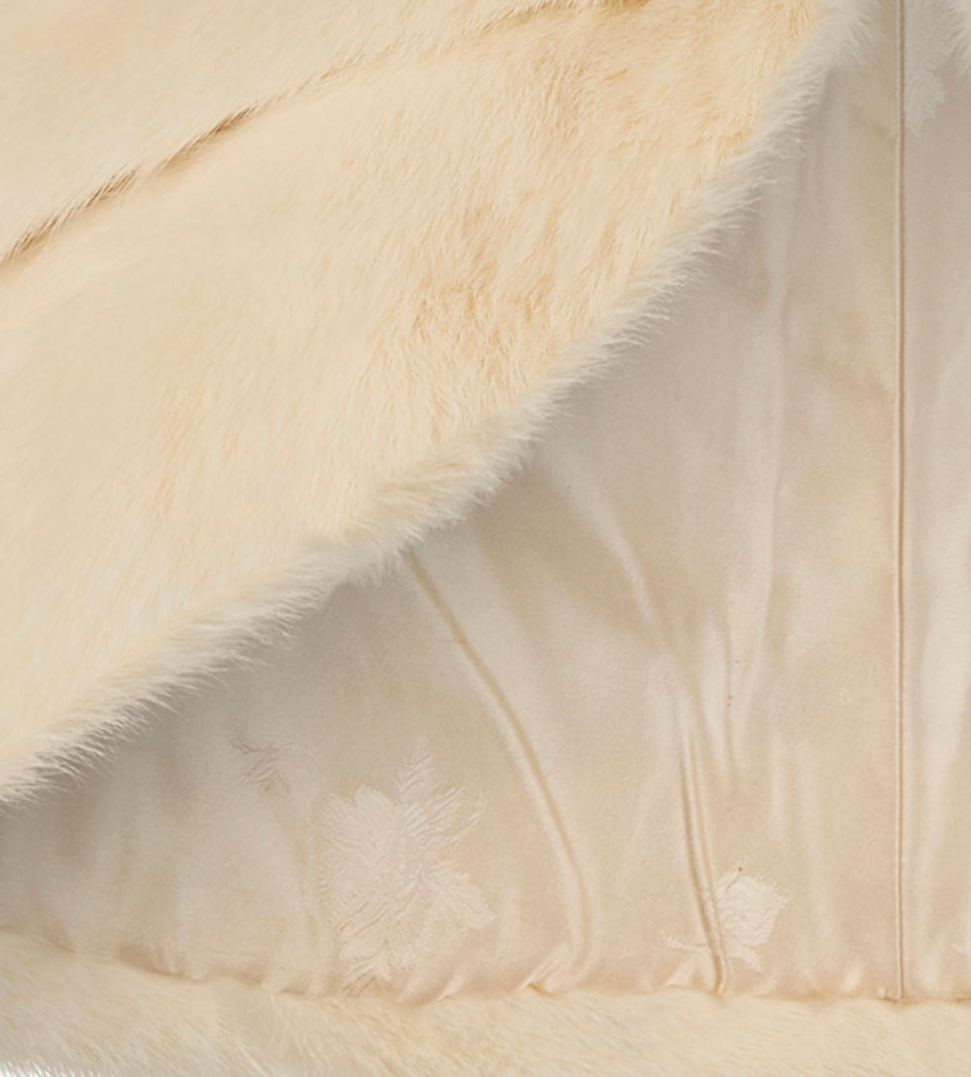 1950s Emba Jasmine Natural White Mink Shawl In Excellent Condition In London, GB