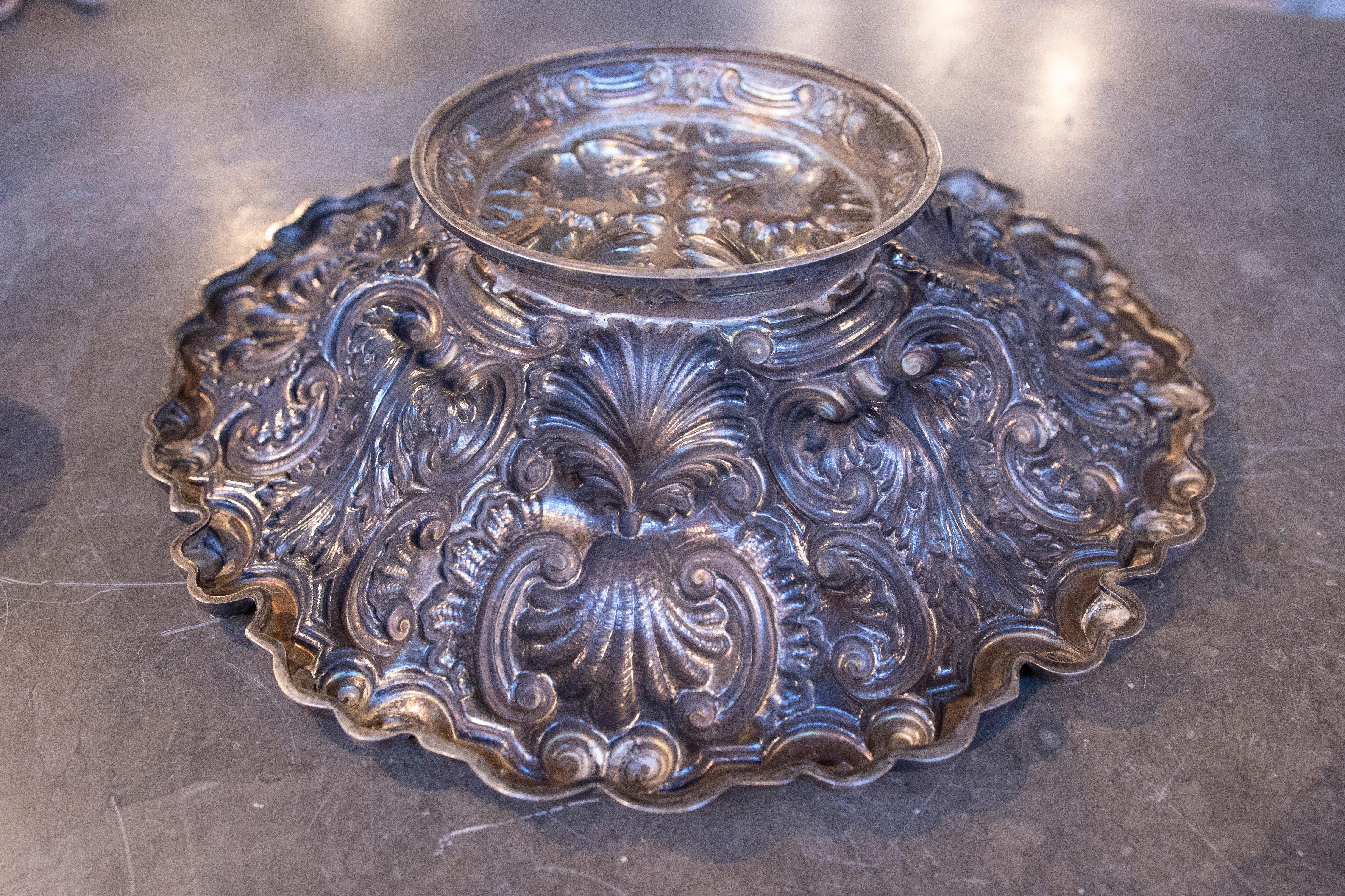 Fontana in argento goffrato degli anni '50 con design ornamentale in vendita 4