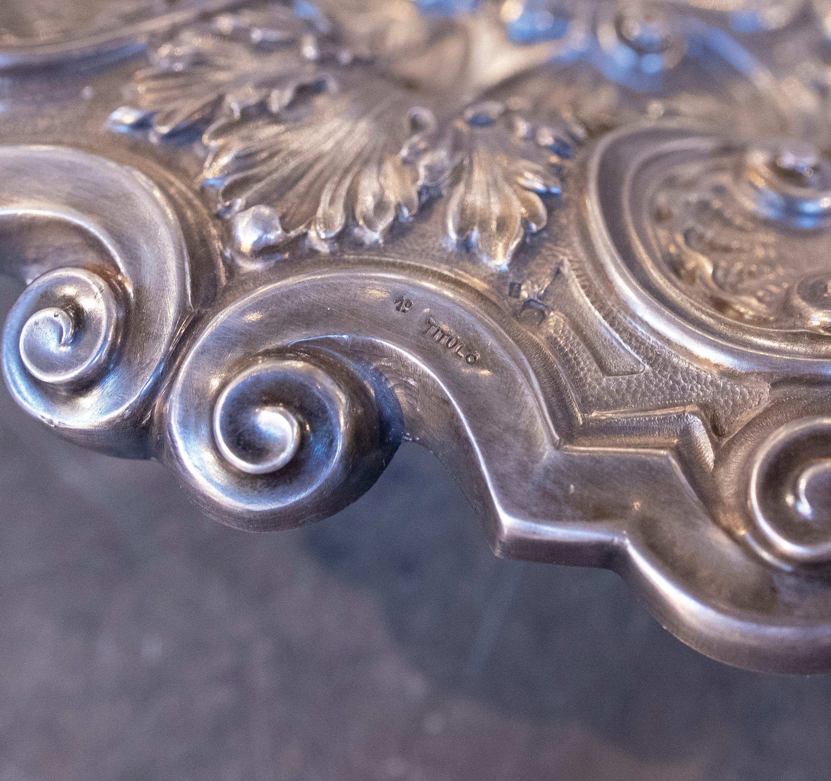 Fontana in argento goffrato degli anni '50 con design ornamentale in vendita 5
