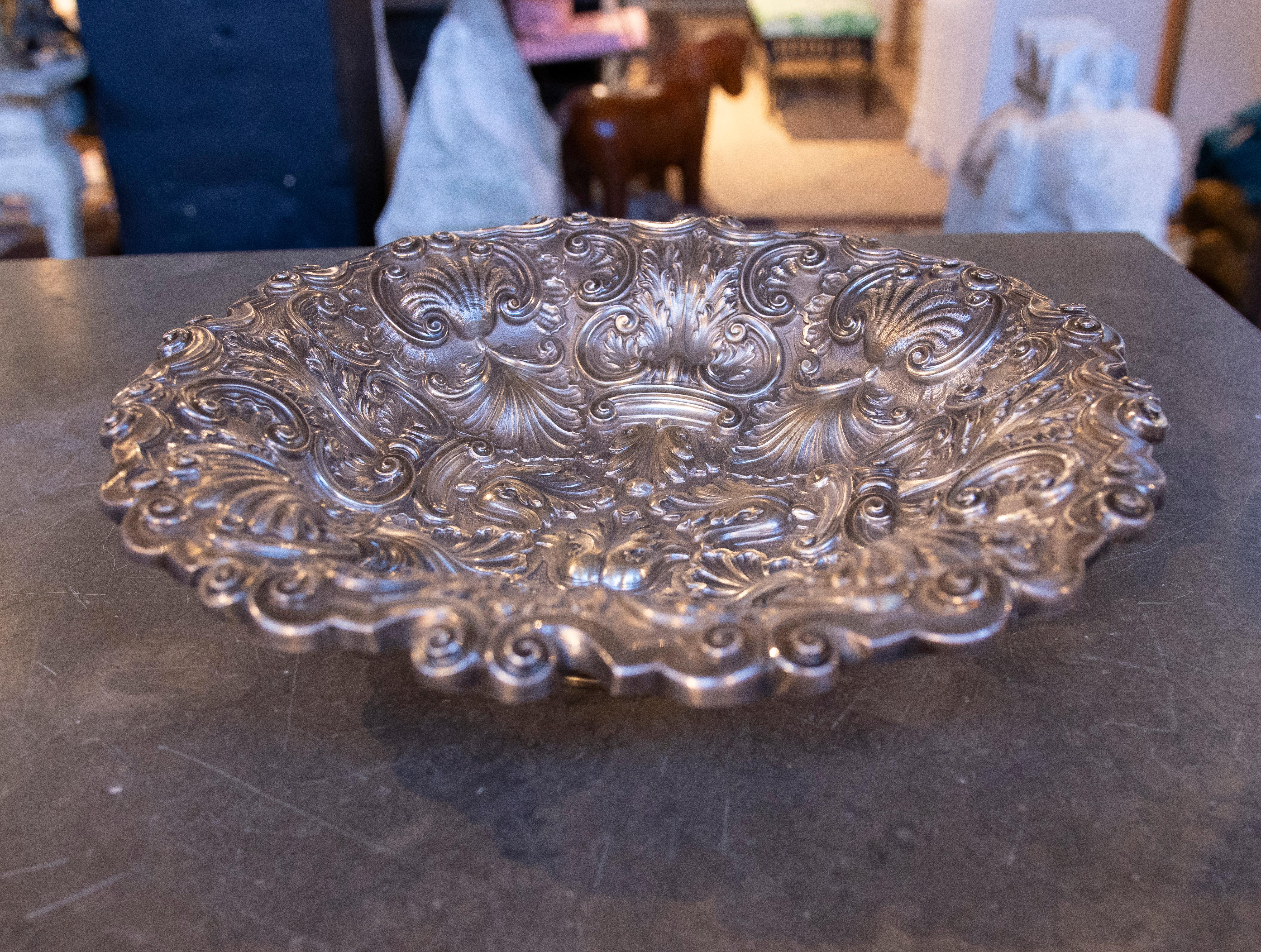 Fontana in argento goffrato degli anni '50 con design ornamentale in vendita 6