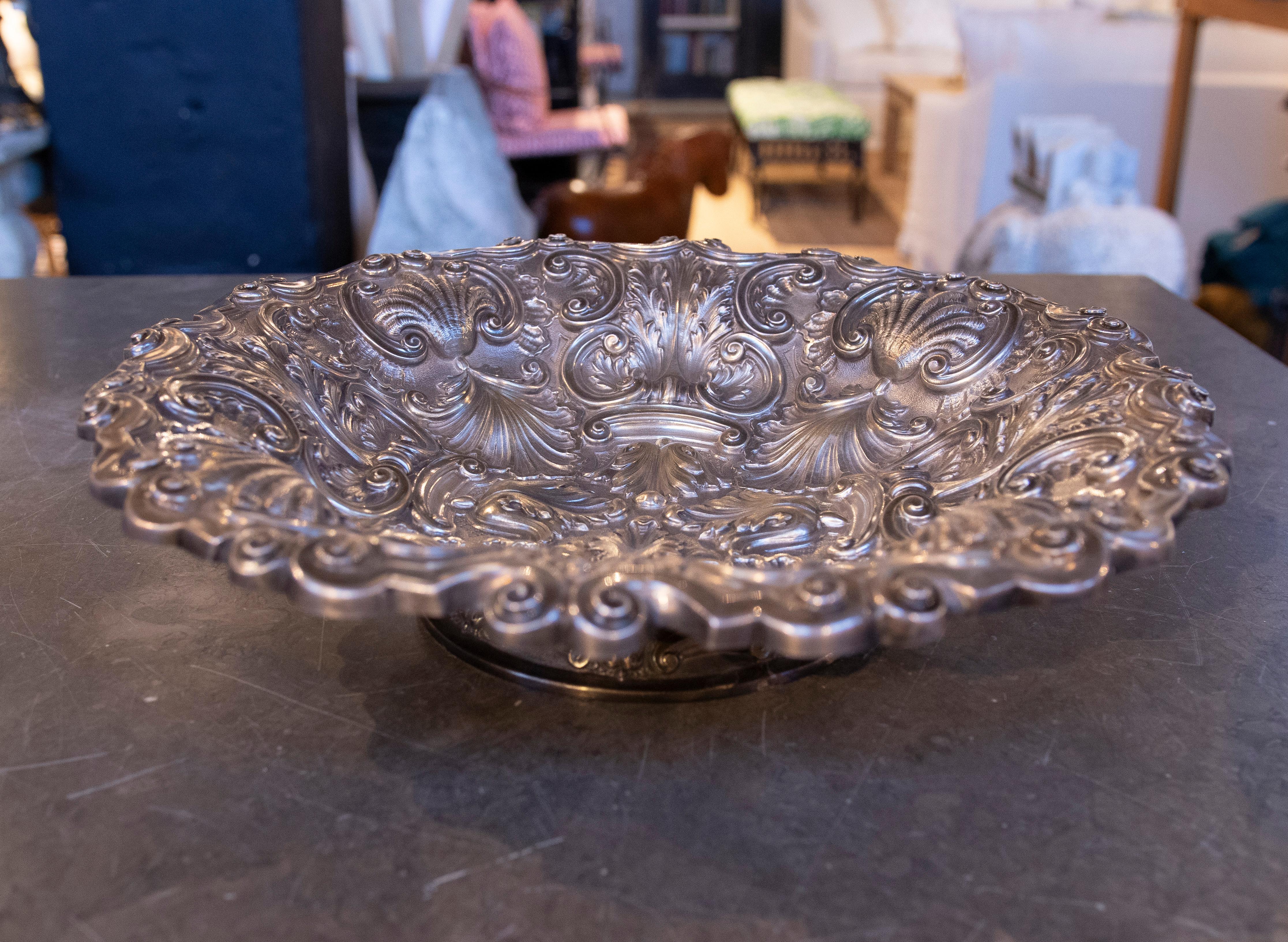 Fontana in argento goffrato degli anni '50 con design ornamentale in vendita 7