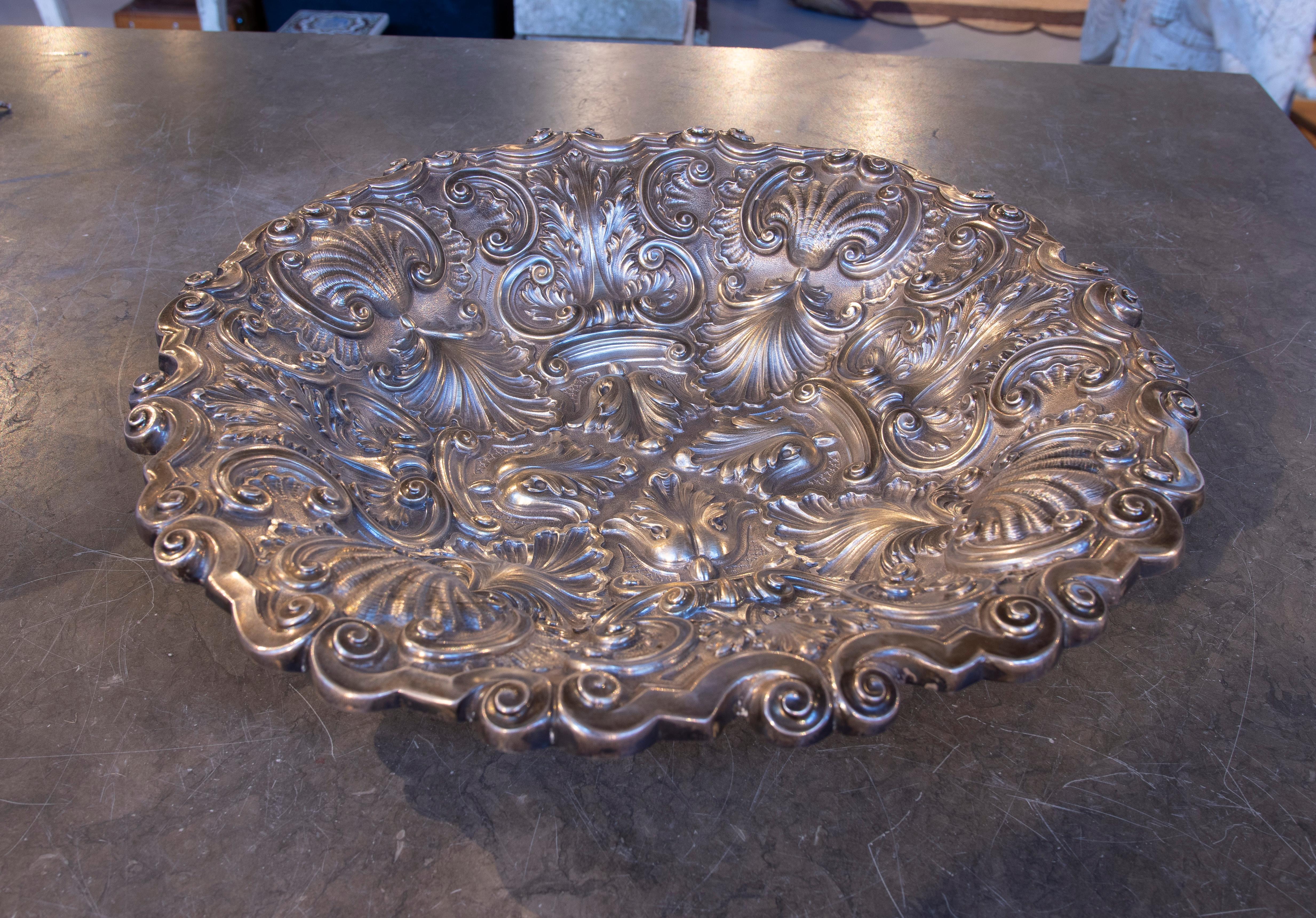 Spagnolo Fontana in argento goffrato degli anni '50 con design ornamentale in vendita