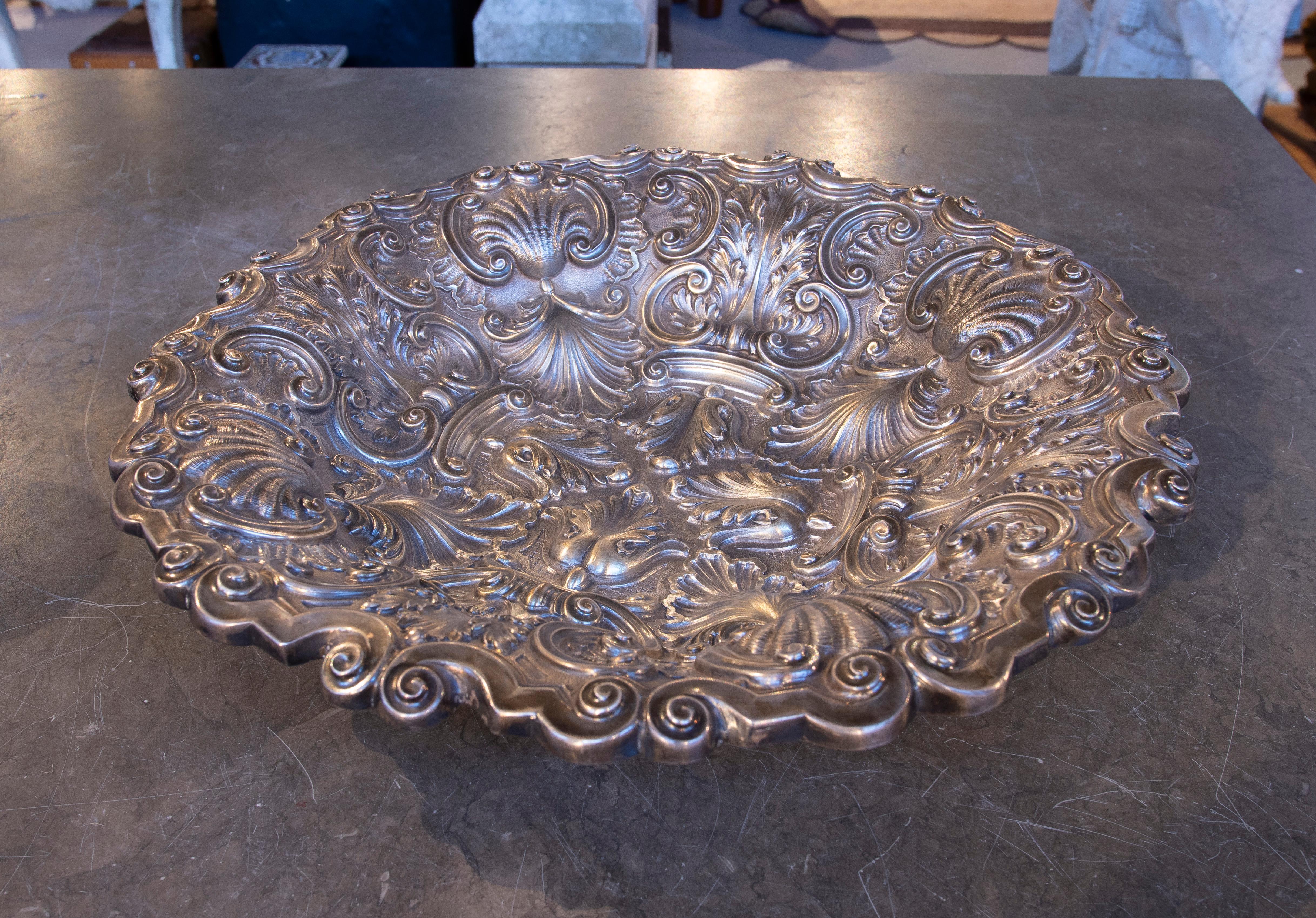 Fontana in argento goffrato degli anni '50 con design ornamentale In condizioni buone in vendita a Marbella, ES