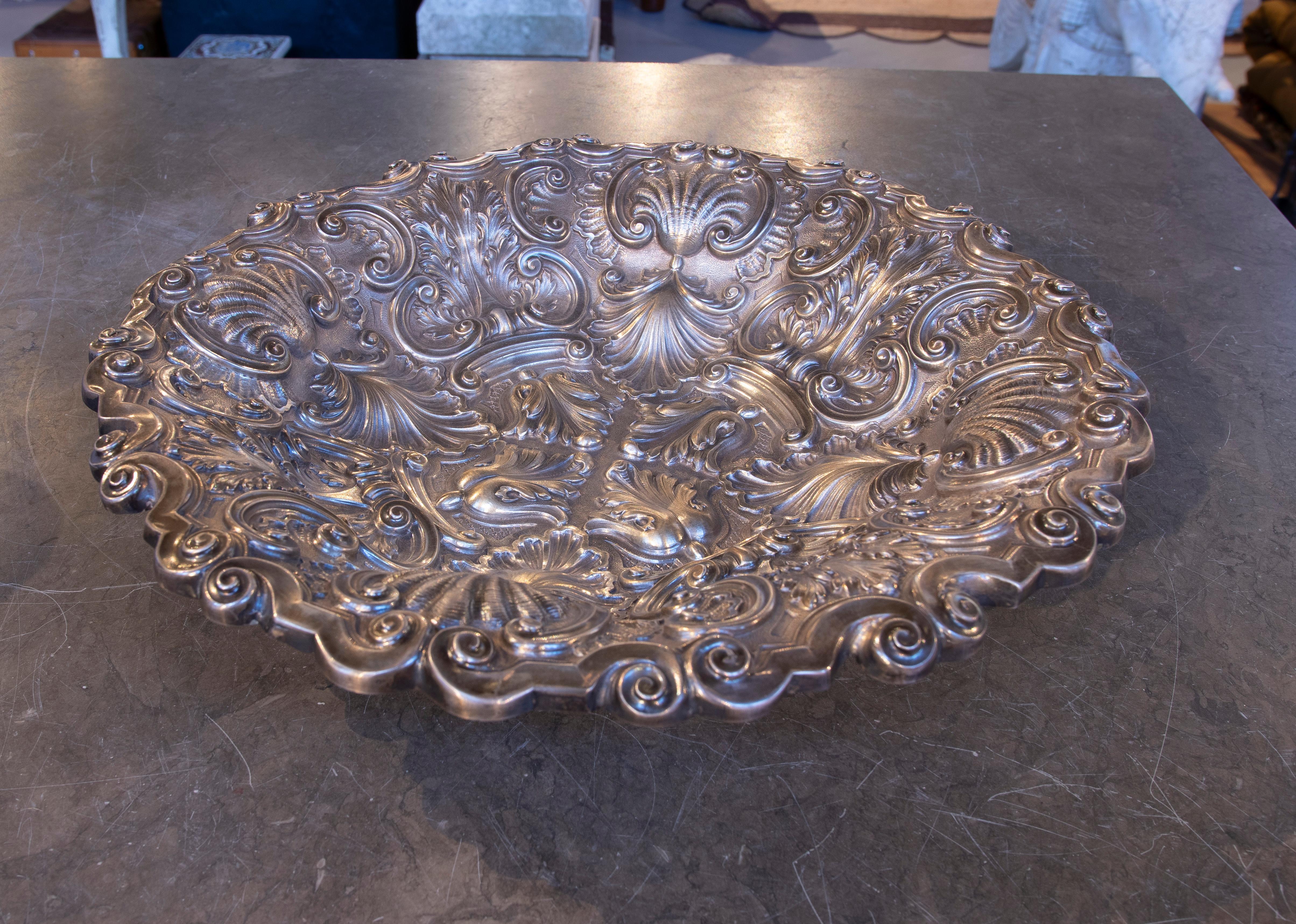 XX secolo Fontana in argento goffrato degli anni '50 con design ornamentale in vendita