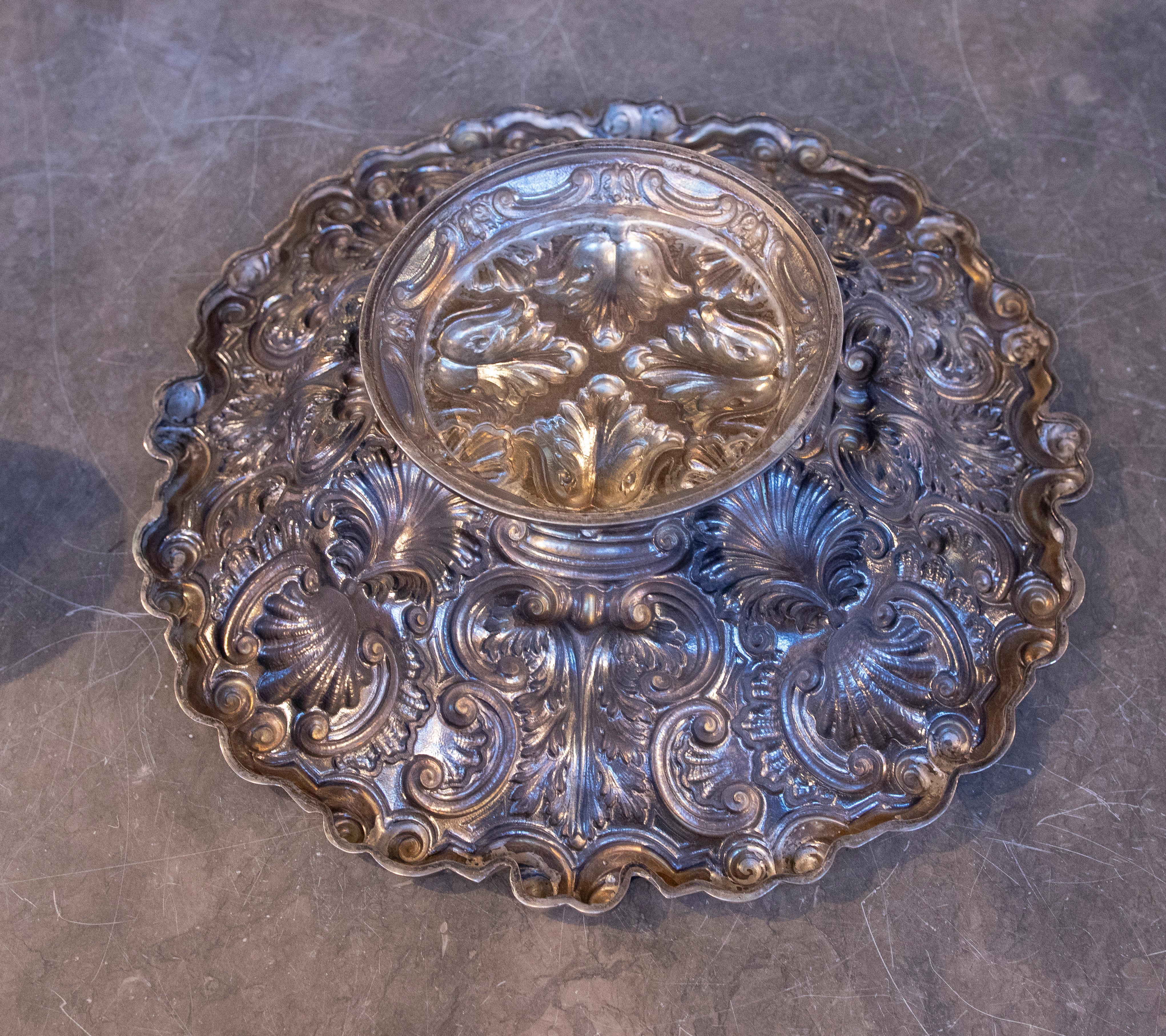 Fontana in argento goffrato degli anni '50 con design ornamentale in vendita 1