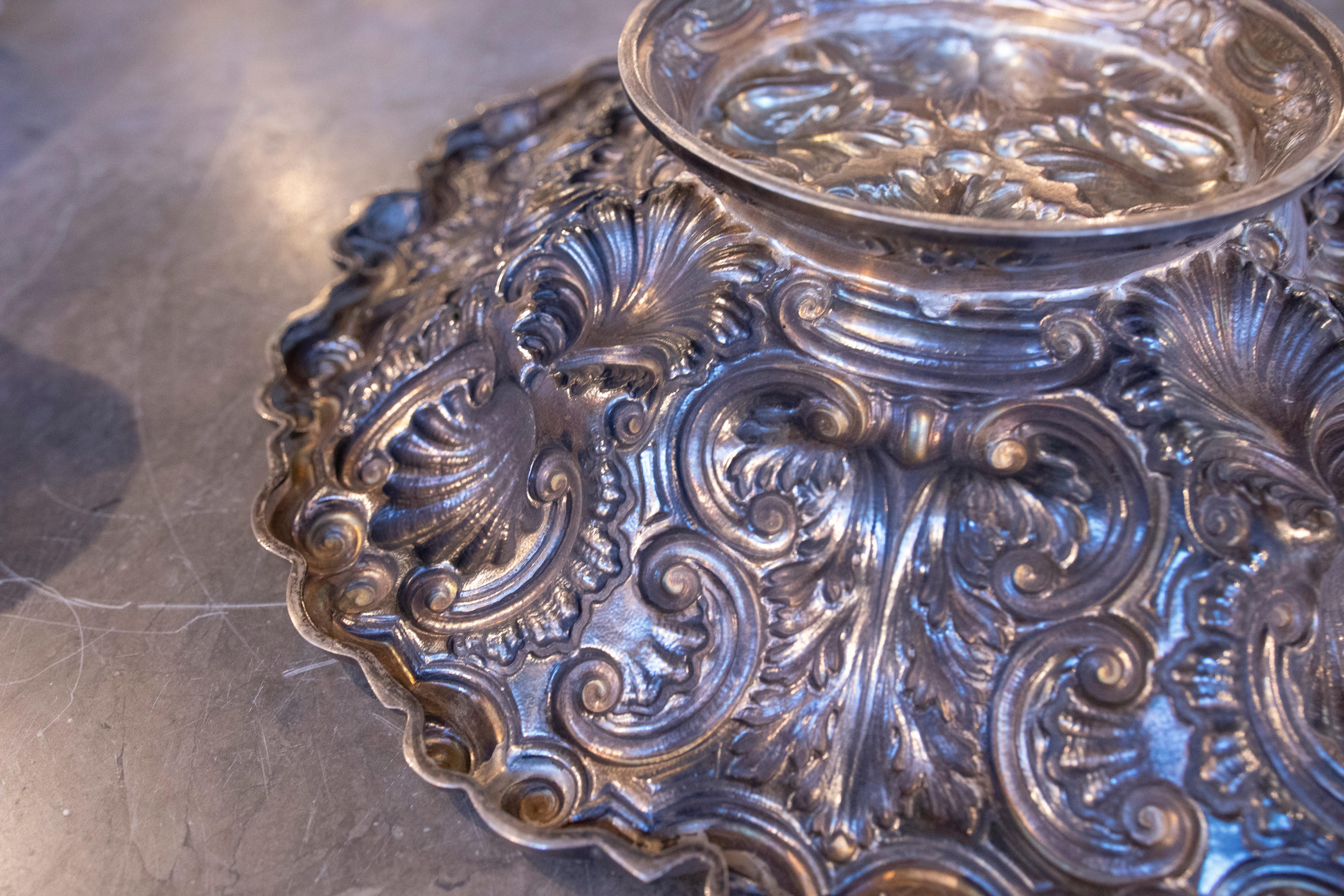 Fontana in argento goffrato degli anni '50 con design ornamentale in vendita 2
