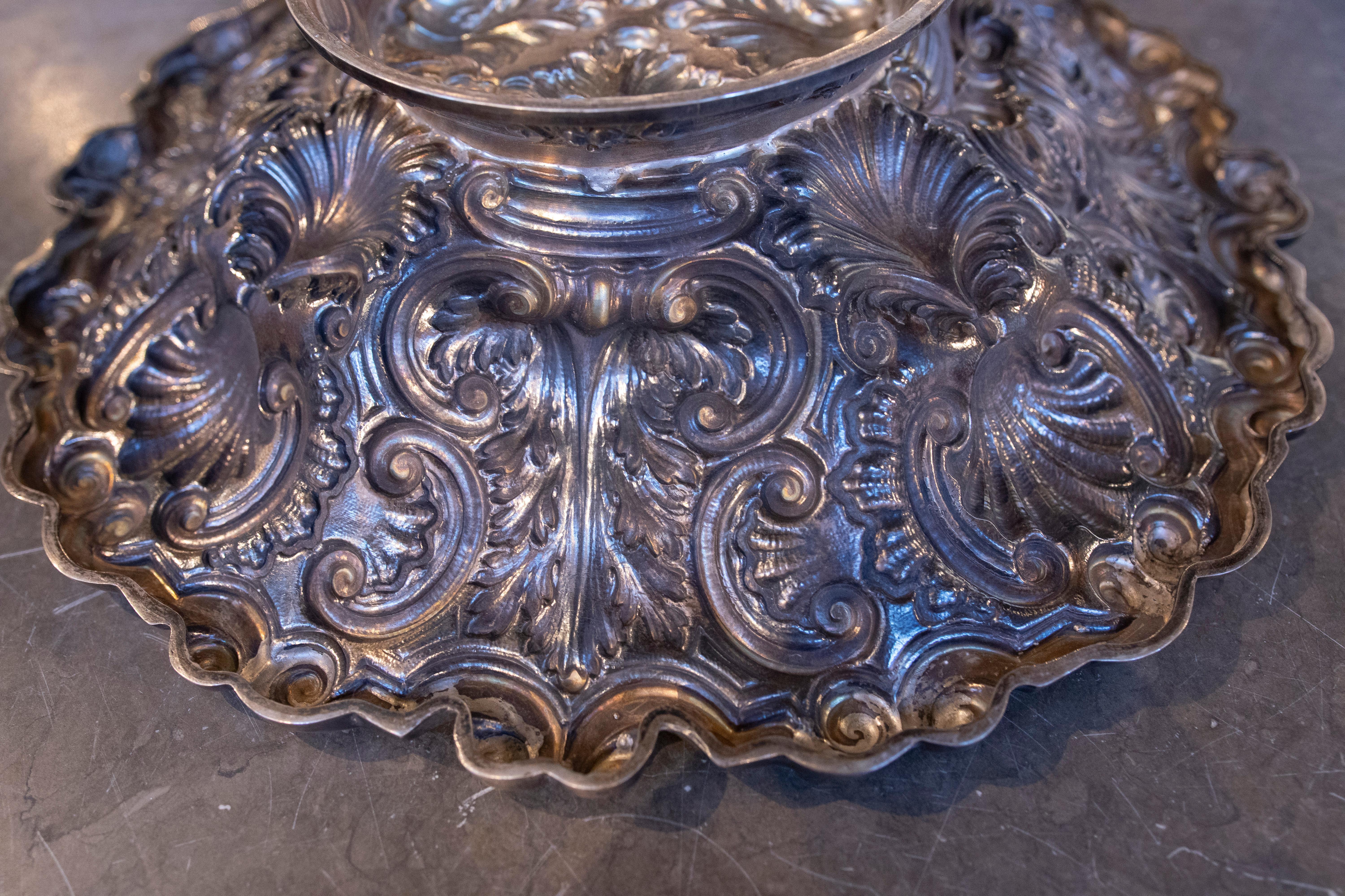 Fontana in argento goffrato degli anni '50 con design ornamentale in vendita 3