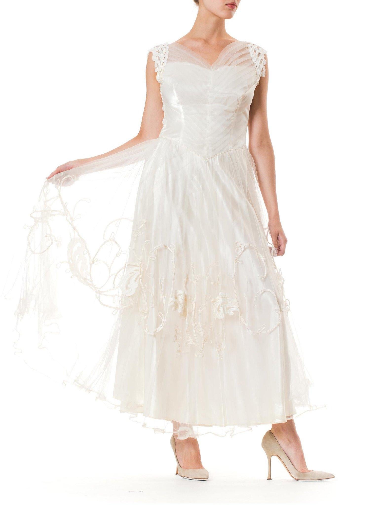 1950S  White Embroidered Rayon & Nylon Satin Tulle Fit Flare Bridal Gown In Excellent Condition For Sale In New York, NY