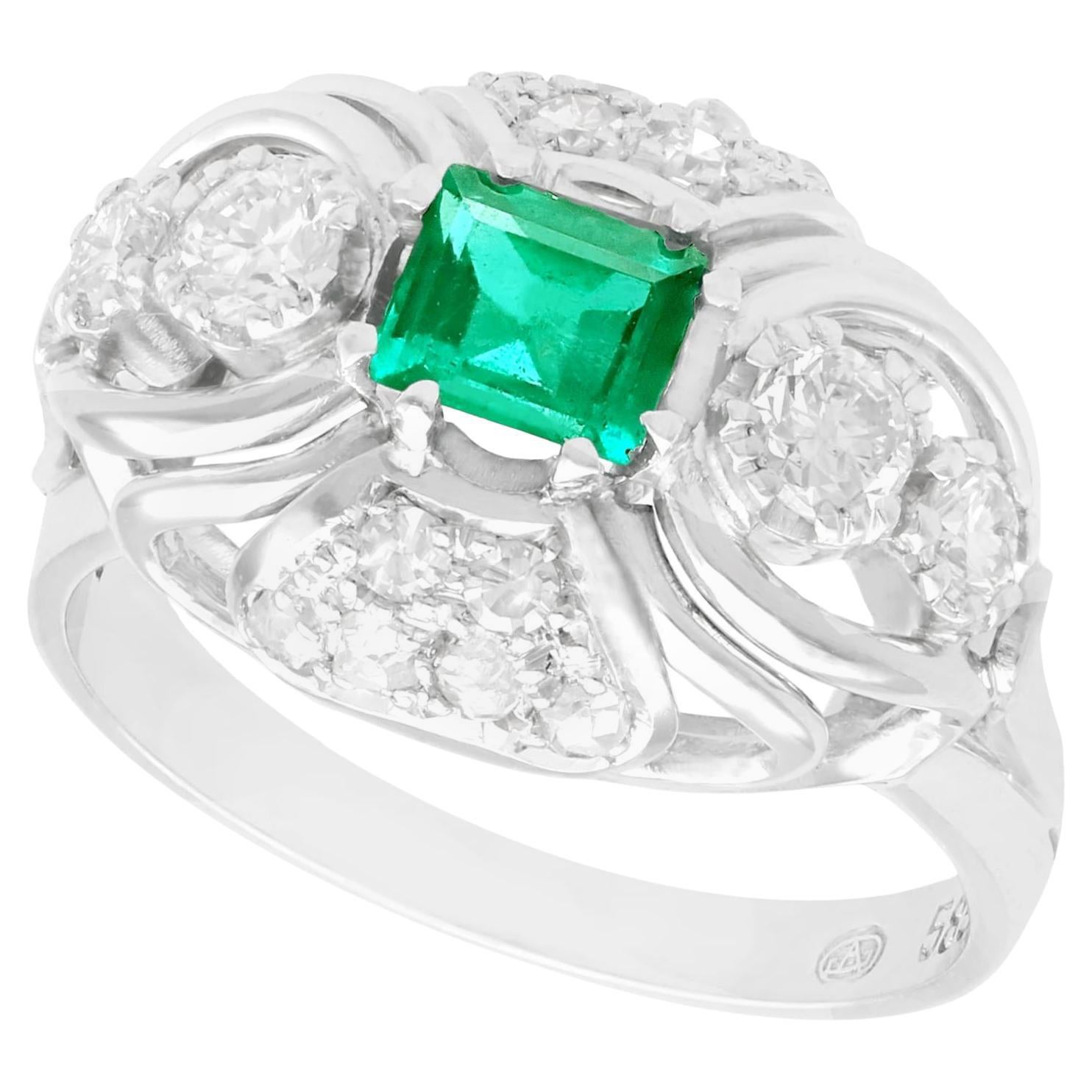 Bague cocktail en or blanc, émeraude et diamants des années 1950