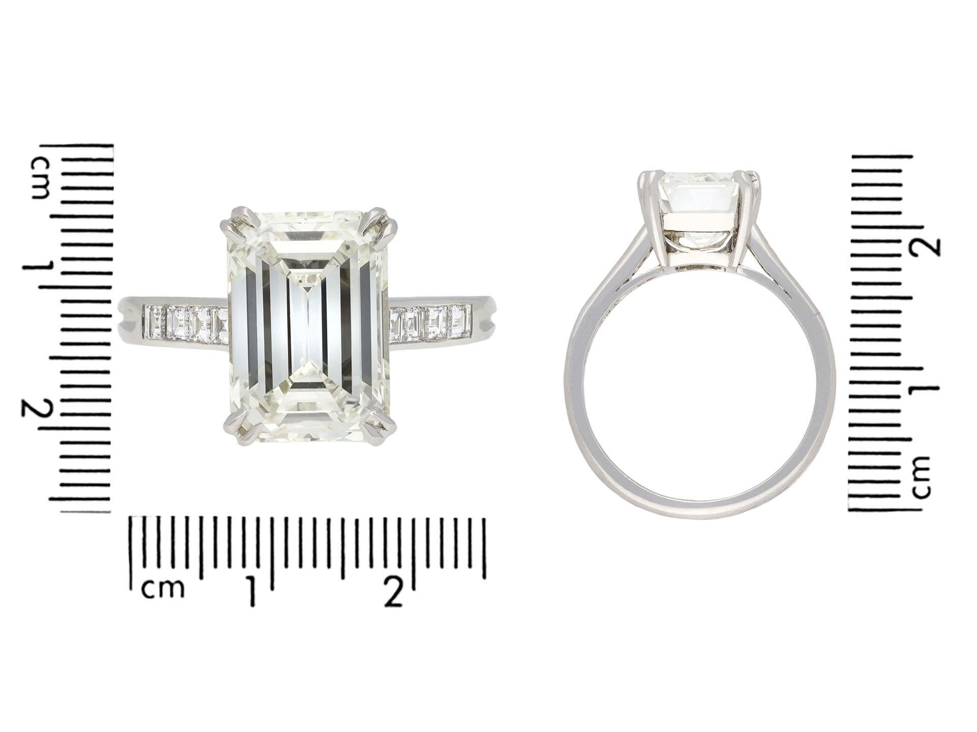 1950s emerald-cut diamond platinum ring In Good Condition In London, GB