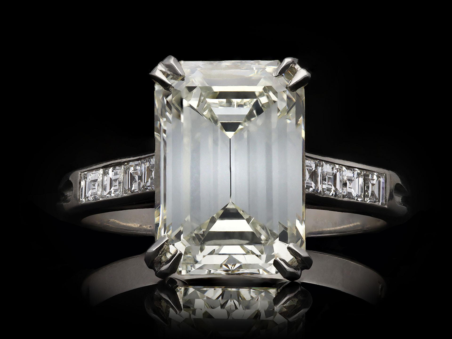 Bague en platine avec diamant taille émeraude des années 1950 3