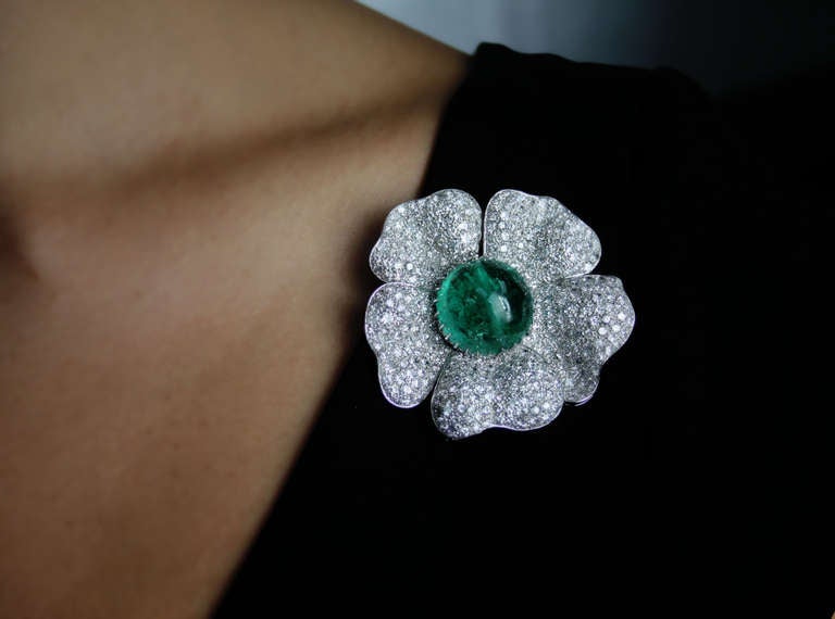 Broche flor de diamantes engastado en el centro con una cuenta de esmeralda colombiana de 33,93 quilates, engastada además con 340 diamantes de aproximadamente 15 quilates. 

Este broche fue propiedad de la famosa actriz griega 