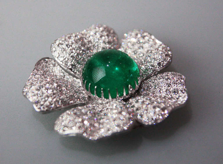 1950s  Broche Esmeralda Diamante Platino Cabujón en venta