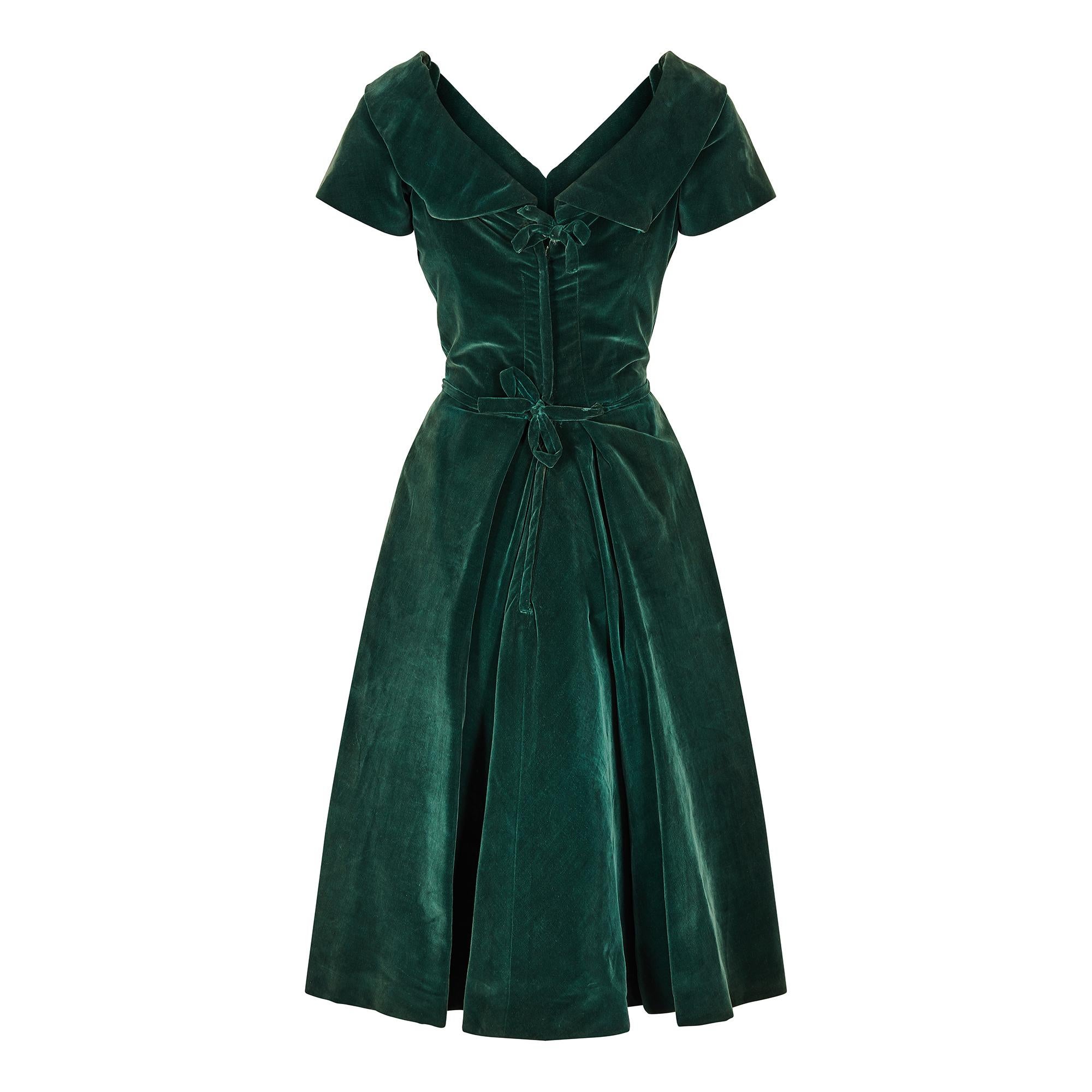 This early 1950s velvet dress is an incredible example of formal evening wear from the 1950s by Ray Hildebrand and also features the retail label Tula of Windsor. It is made from a thick forest green cotton velvet and is beautifully panelled on the