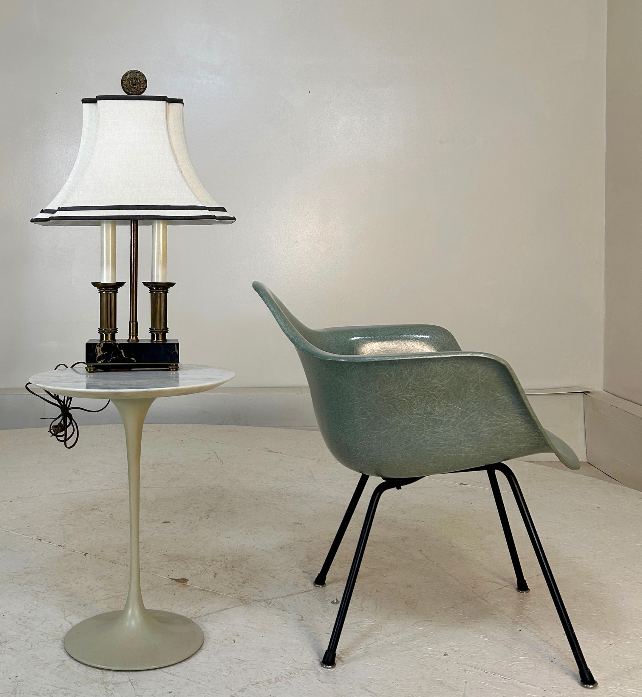 There are good reasons why this lamp is the right choice. Perfect for hallway entrance, study or desk use. The lamp measures 7.5