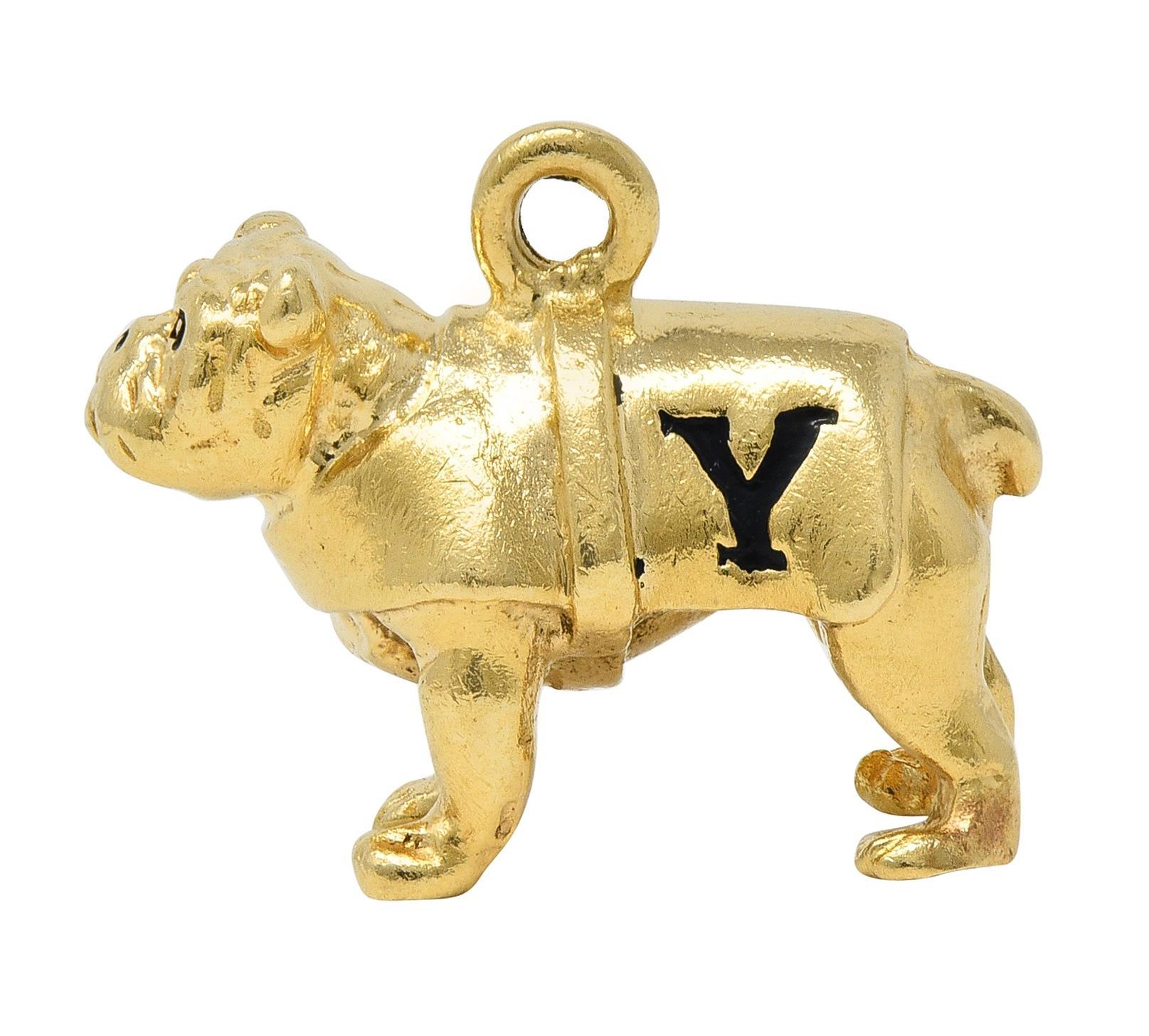 Gestaltet als stark gezeichnete Bulldogge mit Yale-Pullover
Mit gerillten Details und glänzend emailliert
Undurchsichtiges dunkles Marineblau auf 'Y' und Augen
Vervollständigt durch Sprungringballen
Geprüft als 14 Karat Gold
Circa: 1950er