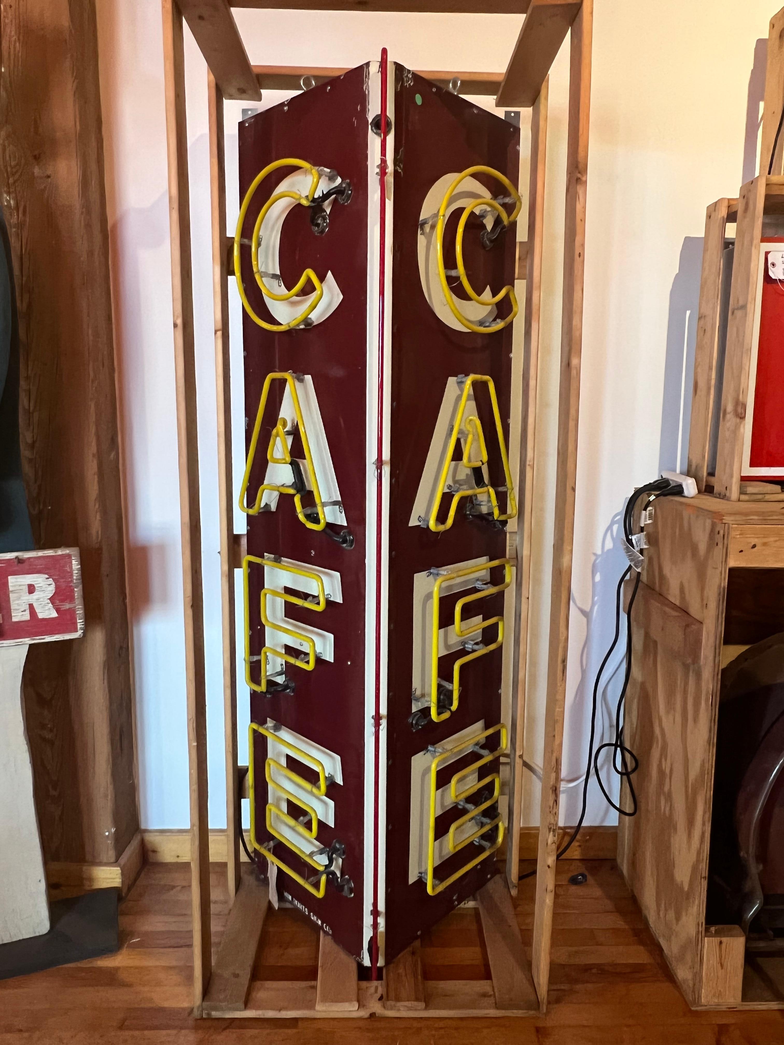 emaille- und Neon-Eck-Café-Schild aus den 1950er Jahren. Er hat einen neuen Transformator und eine neue Verkabelung. Bitte beachten Sie, dass für die Herstellung der Versandkiste eine zusätzliche Gebühr erhoben wird.