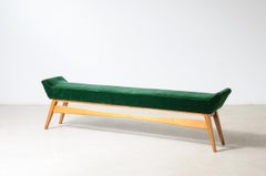 Enchère des années 1950 avec siège rembourré et recouvert de tissu.