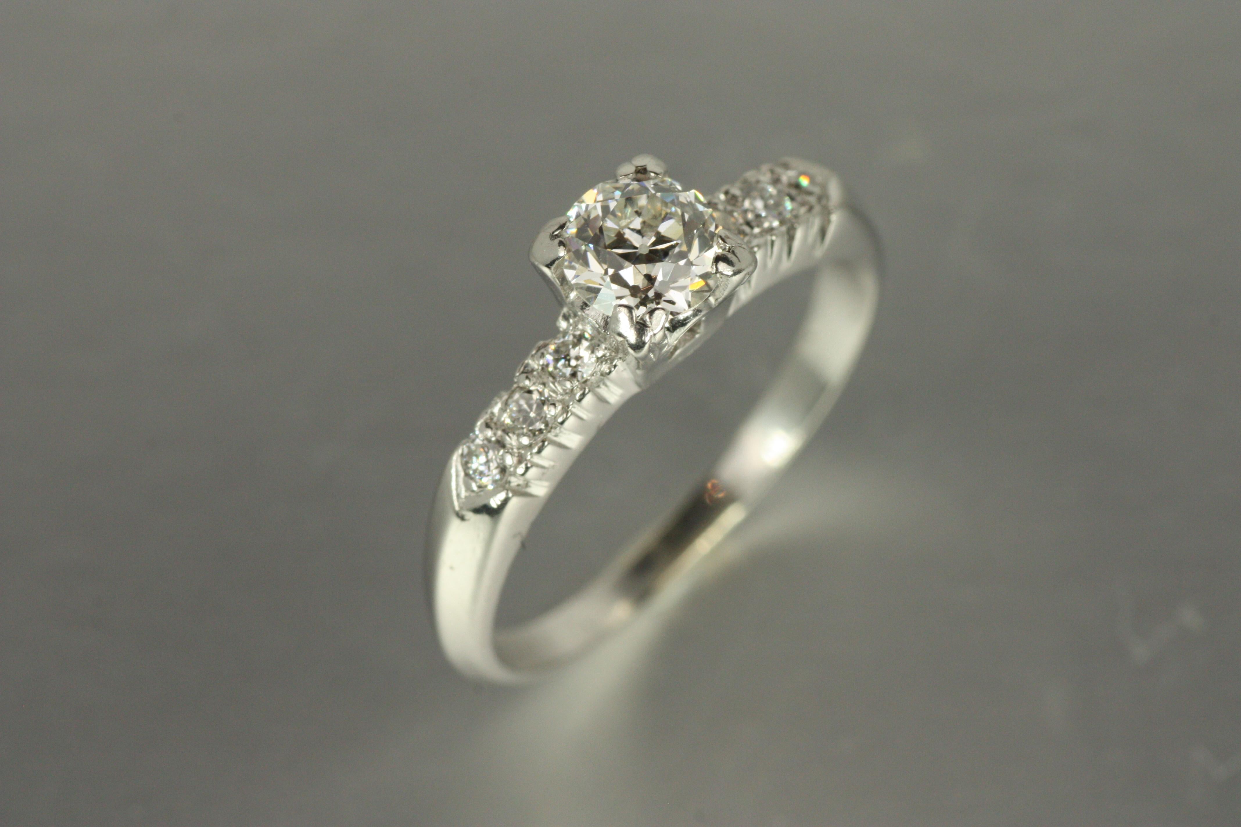 Art déco Bague de fiançailles des années 1950 - 0,62ct diamants vieux européens et ronds en platine en vente