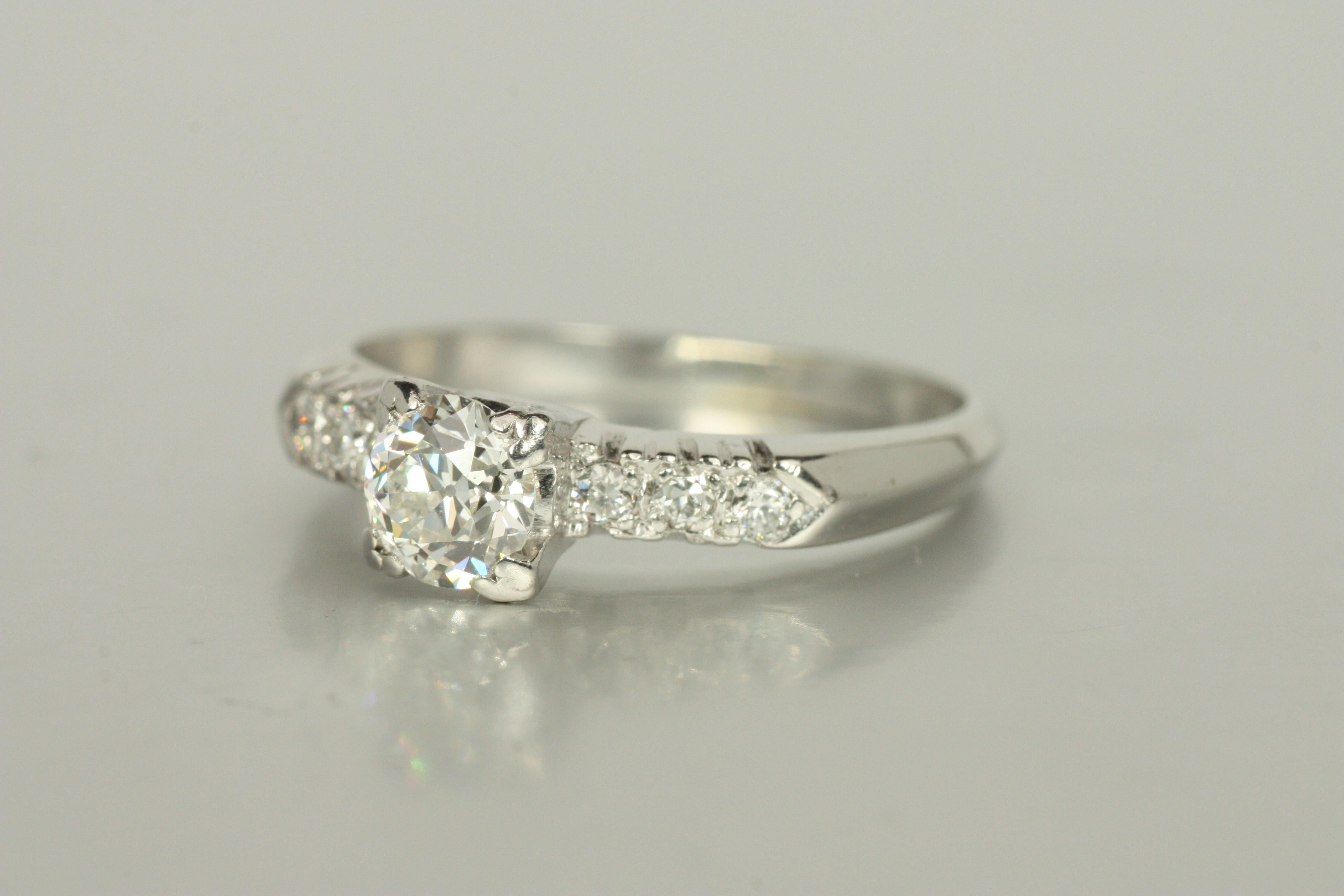 Taille vieille Europe Bague de fiançailles des années 1950 - 0,62ct diamants vieux européens et ronds en platine en vente