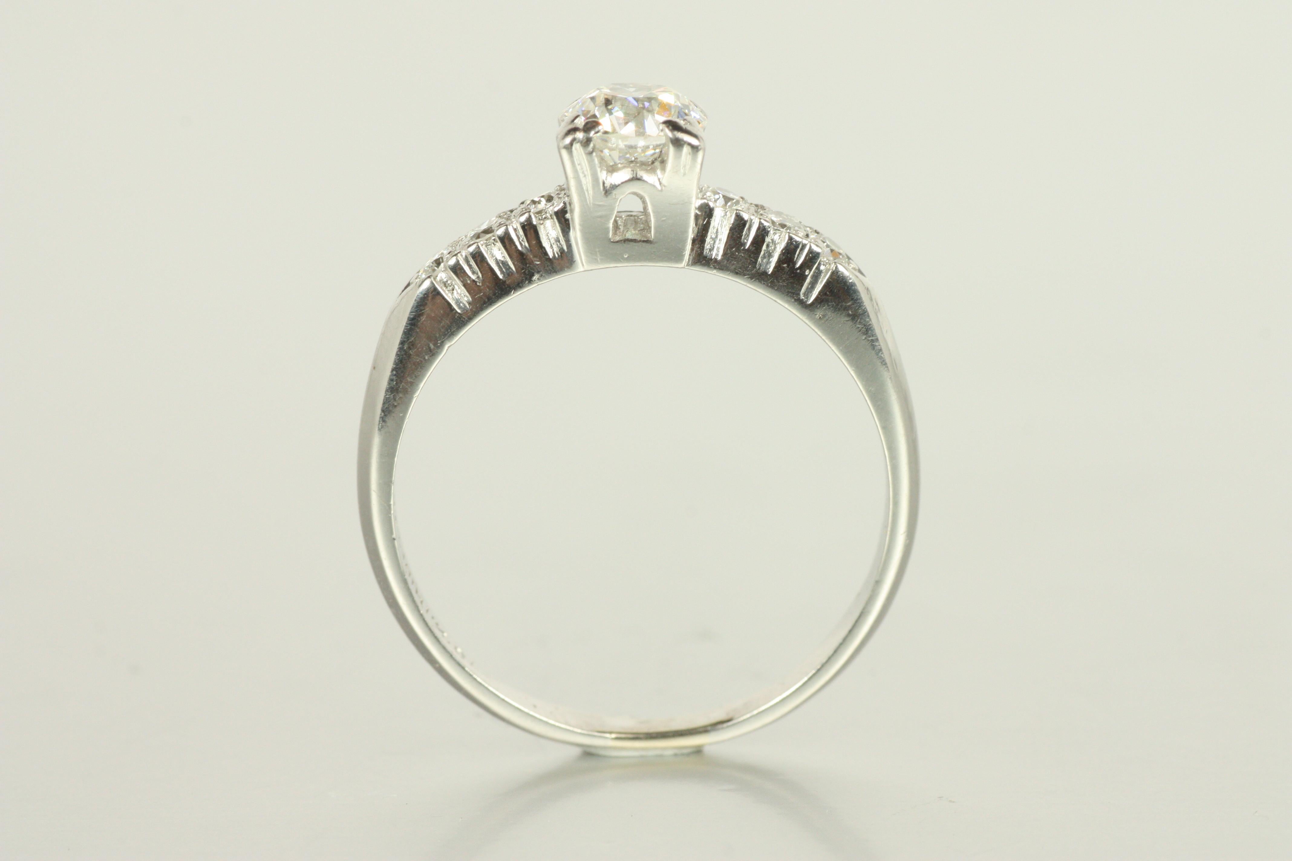 Bague de fiançailles des années 1950 - 0,62ct diamants vieux européens et ronds en platine Pour femmes en vente