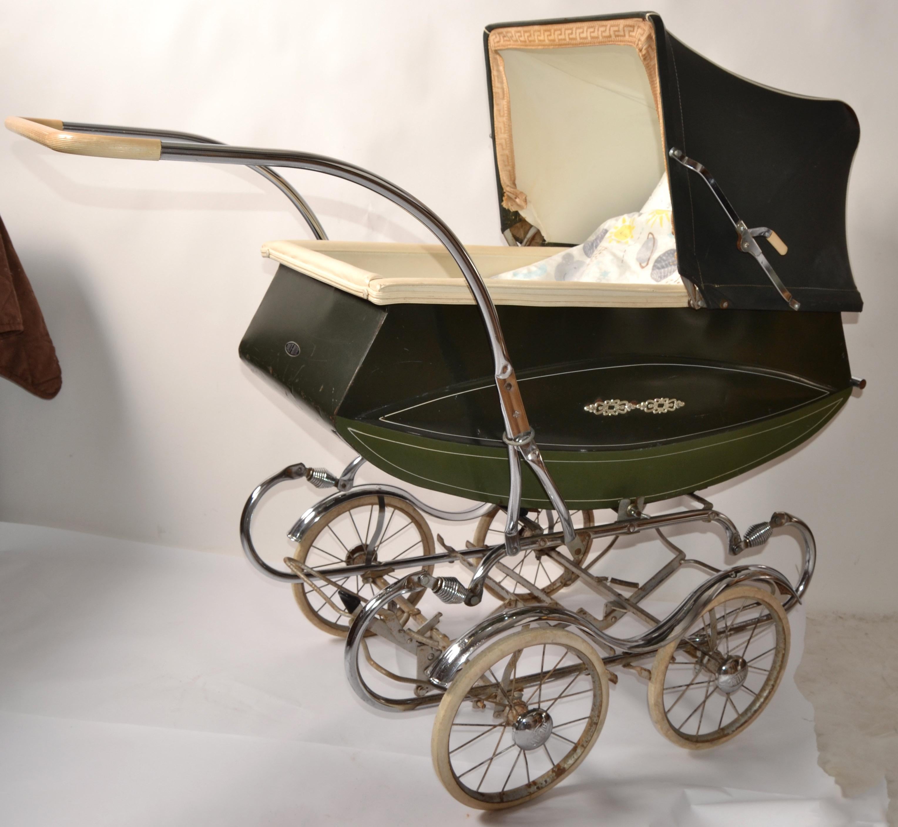 1950s English Bilt-Rite Park Avenue Baby Carriage Chrome Pram Stroller Buggy For Sale 5
