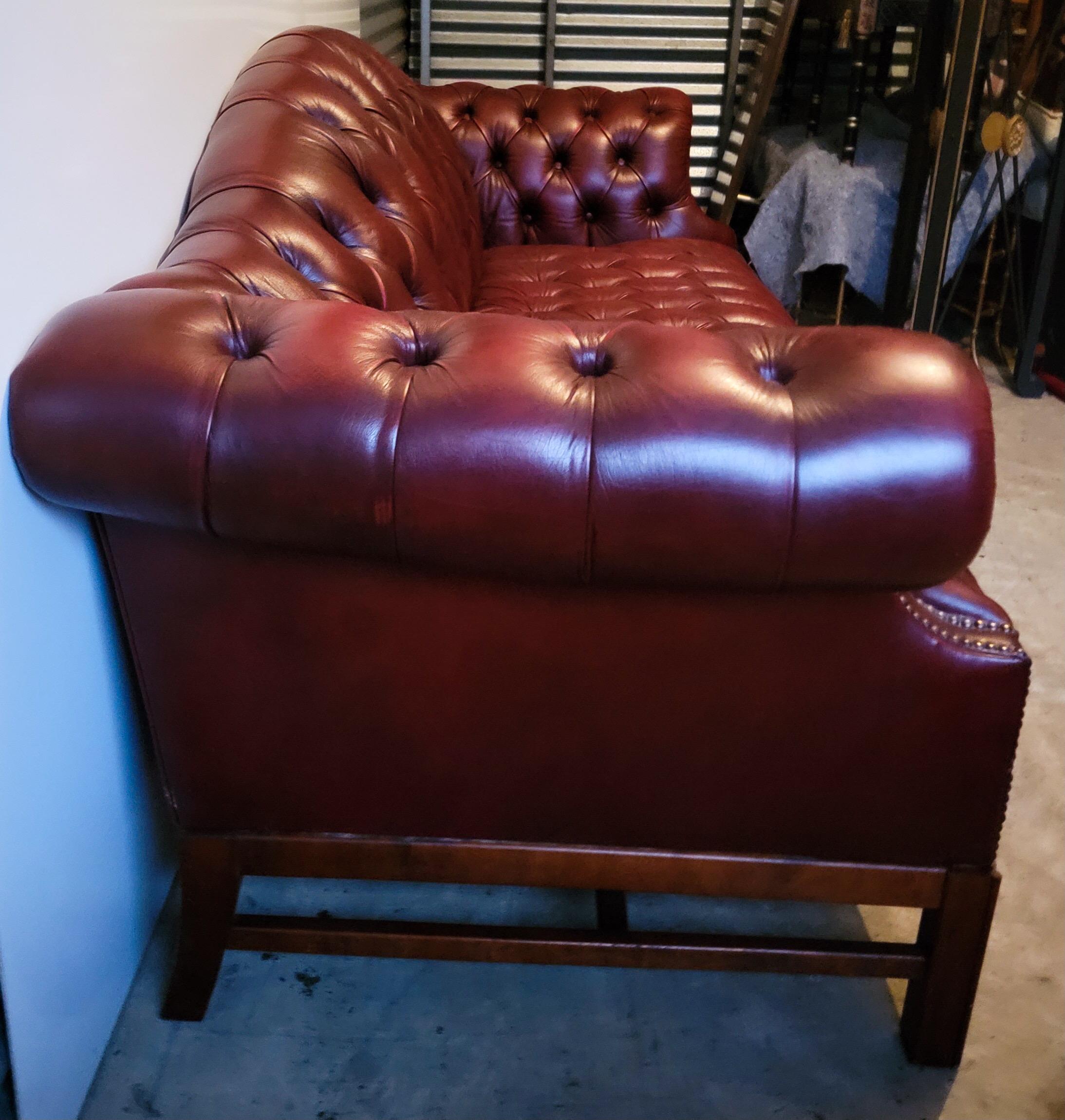 1950s English Burgundy Tufted Leather Chesterfield Camelback Sofa In Good Condition In Kennesaw, GA