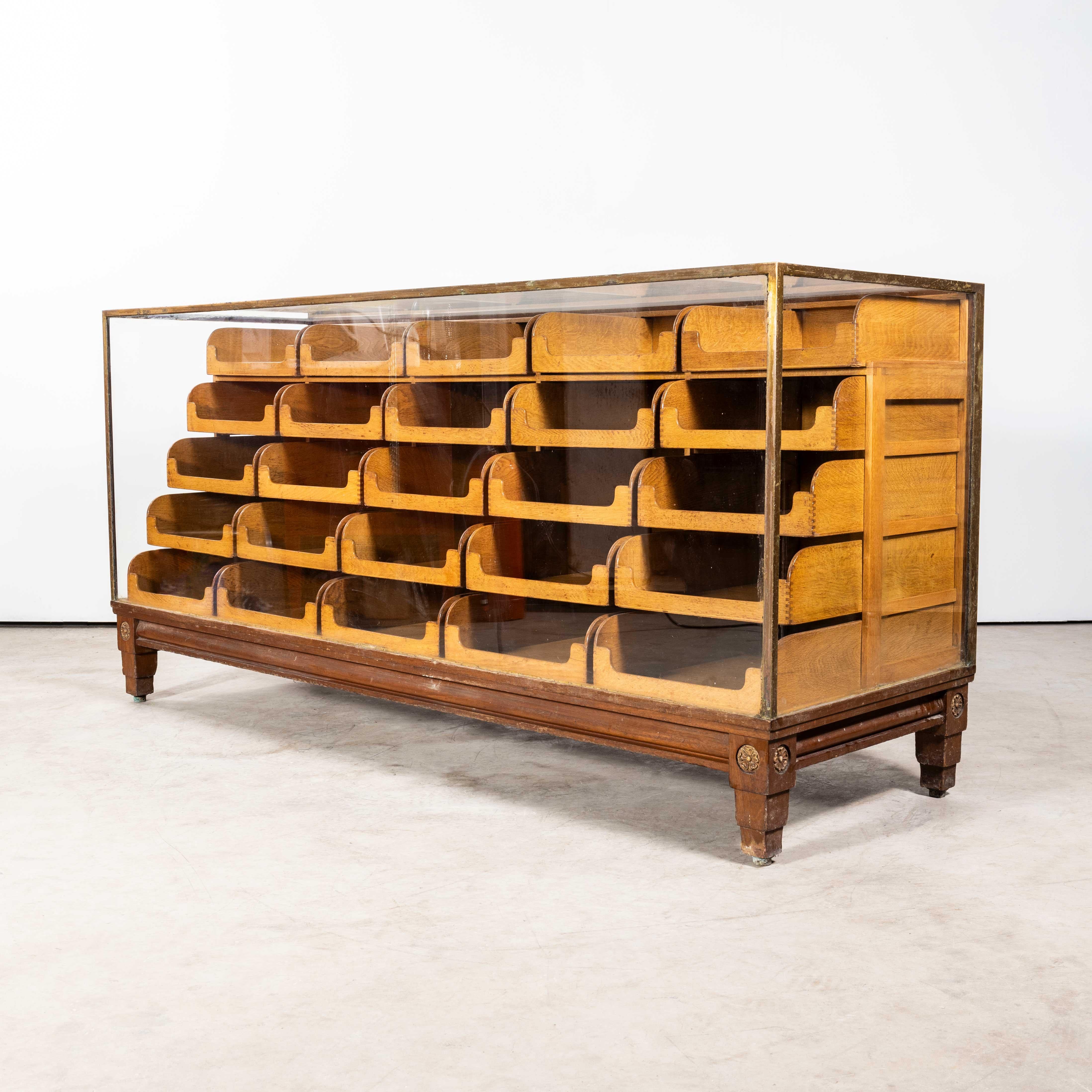 1950's English Haberdashery Brass Frame Display Cabinet - Fünfundzwanzig Schubladen (Mitte des 20. Jahrhunderts) im Angebot