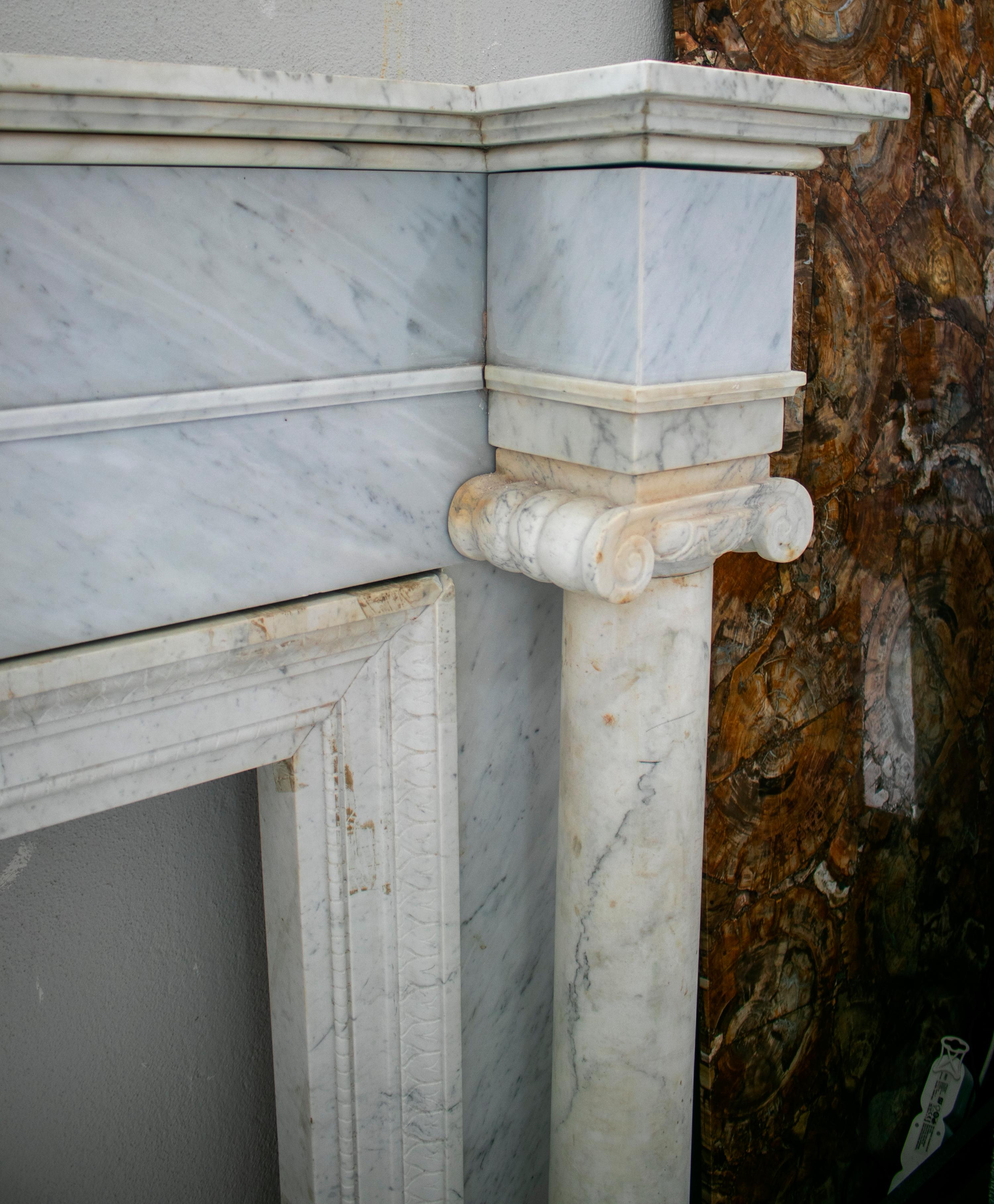 Sculpté à la main Cheminée anglaise des années 1950 en marbre sculpté à la main avec colonnes ioniques en vente