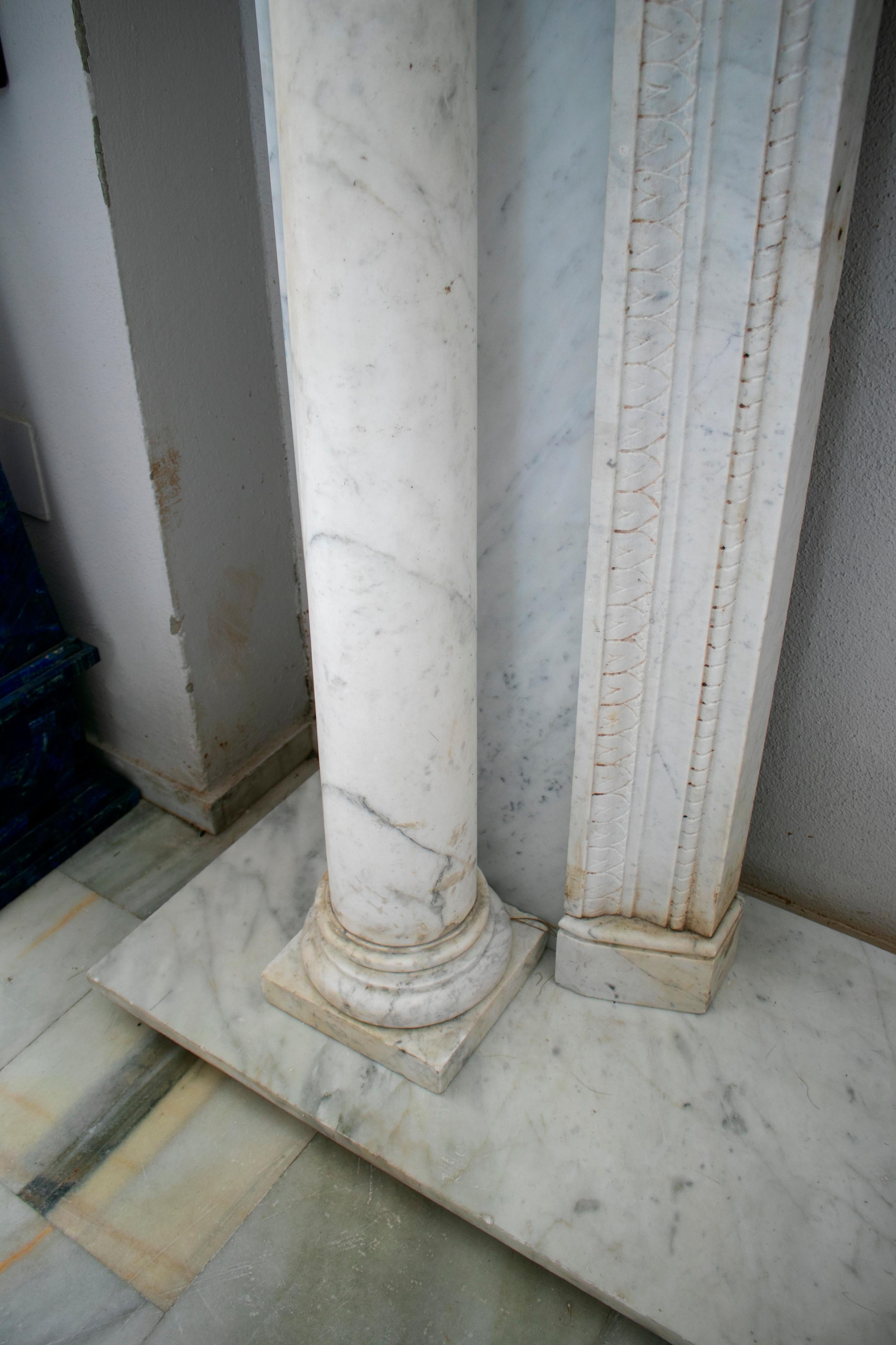 Cheminée anglaise des années 1950 en marbre sculpté à la main avec colonnes ioniques Bon état - En vente à Marbella, ES