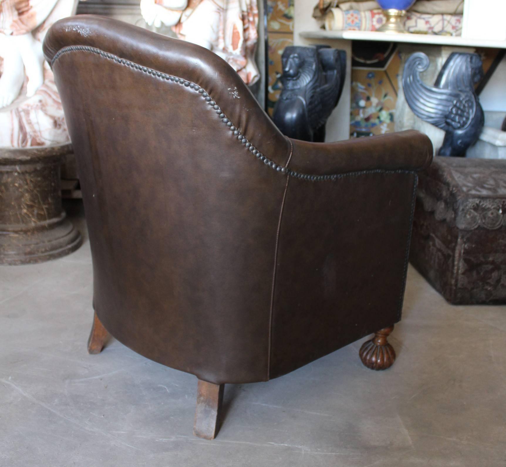 1950s English Leather Armchair with Carved Wooden Legs In Good Condition In Marbella, ES