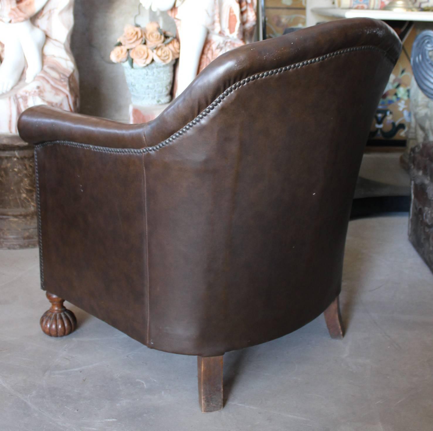 20th Century 1950s English Leather Armchair with Carved Wooden Legs