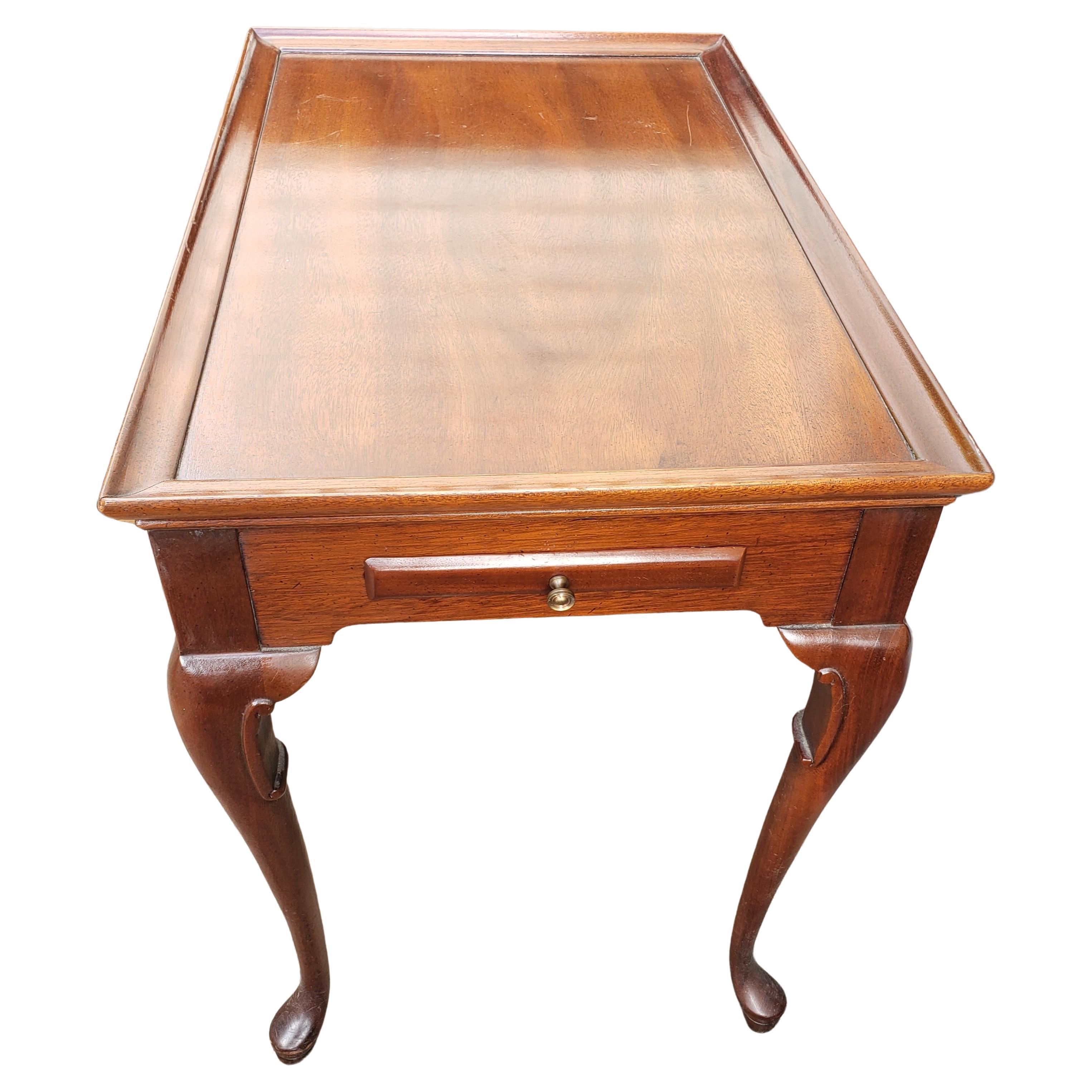 Travail du bois Table à thé en acajou Queen Anne des années 1950 par Hickory Chair Co. en vente