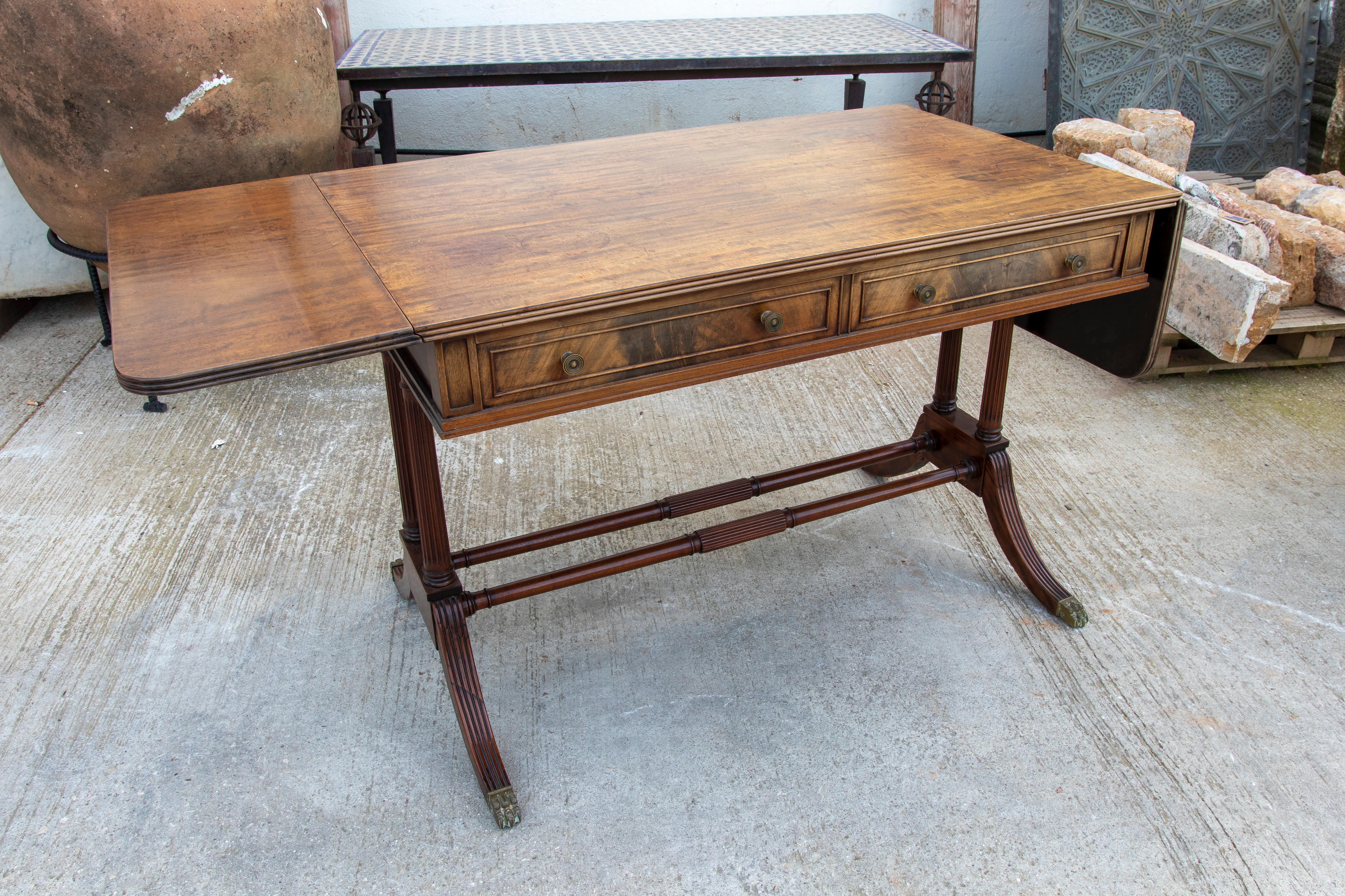 1950s English Mahogany Writing Desk with Drawers In Good Condition For Sale In Marbella, ES