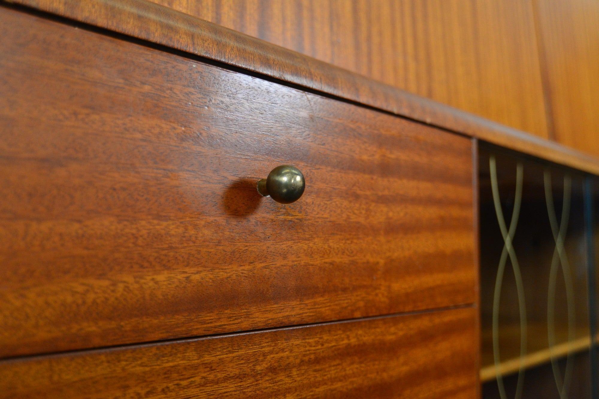 Cabinet de bar moderne anglais des années 1950 + bureau secrétaire en acajou en vente 10