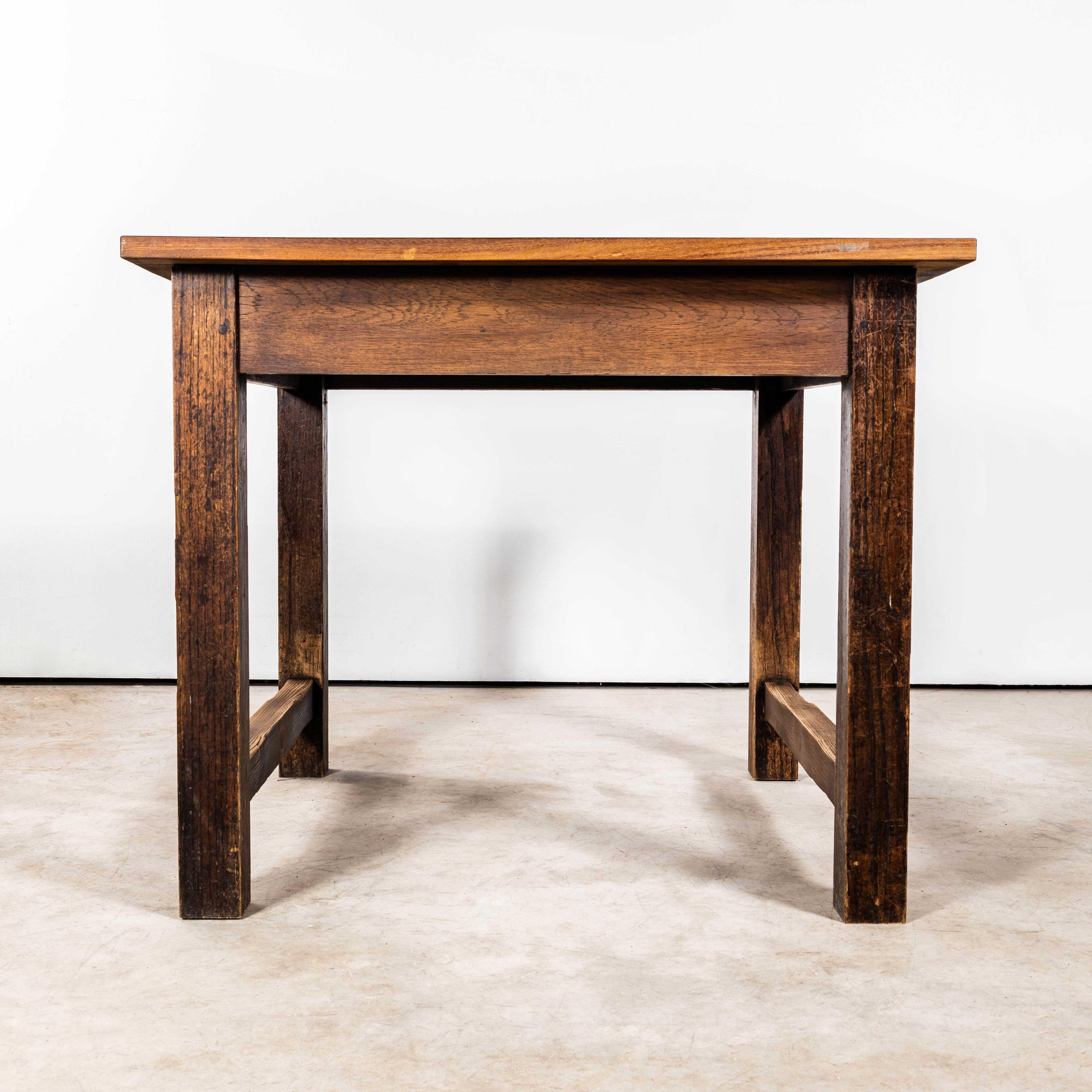 Mesa de laboratorio escolar inglesa de roble e iroko de los años 50 - Cuadrada. 

Procedente de un colegio de Yorkshire, es una mesa de laboratorio muy sólida y bien utilizada. La base es de roble macizo, la parte superior es el clásico Iroko