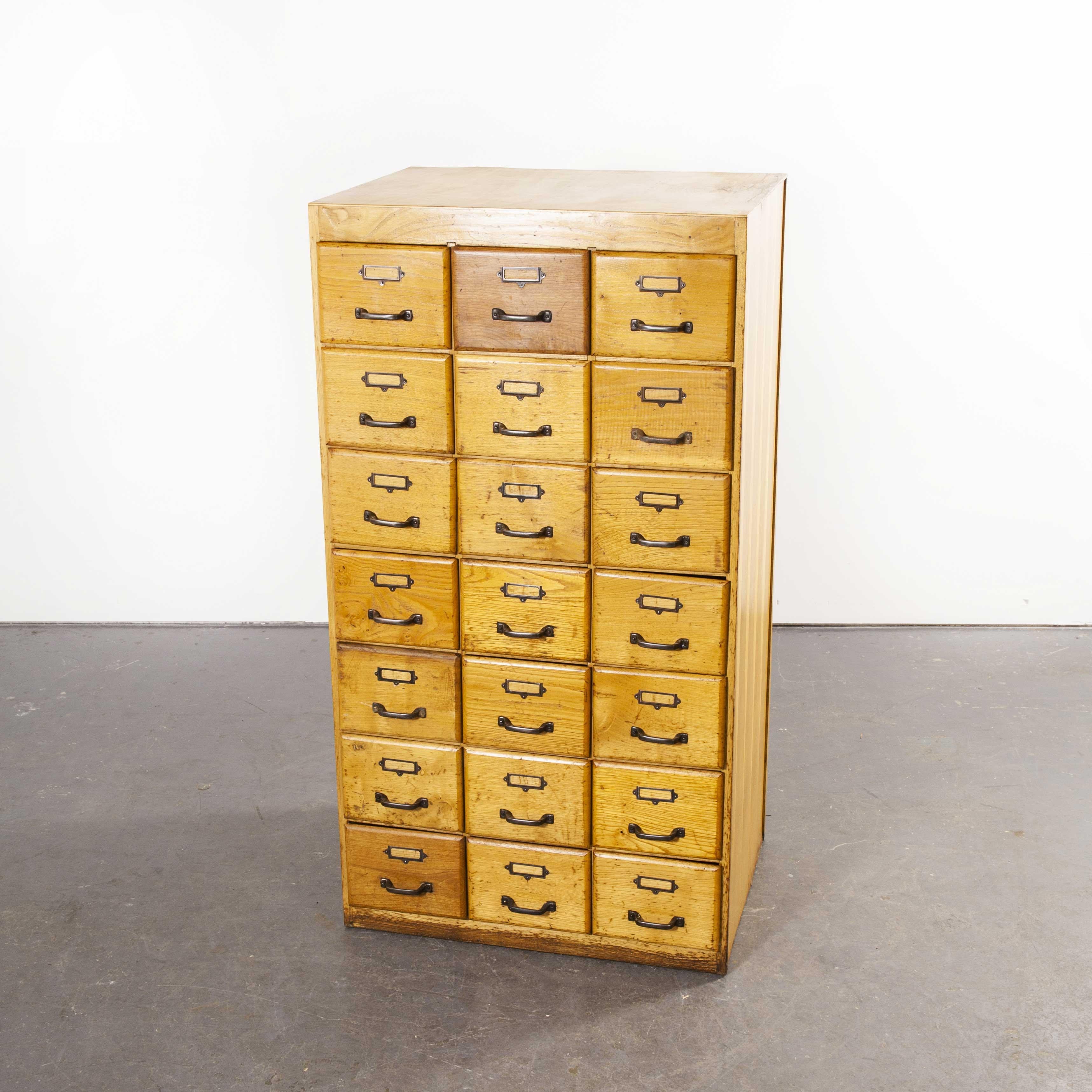 Britannico Cassettiera alta a più cassetti in Oak Oak del 1950, con ventuno cassetti