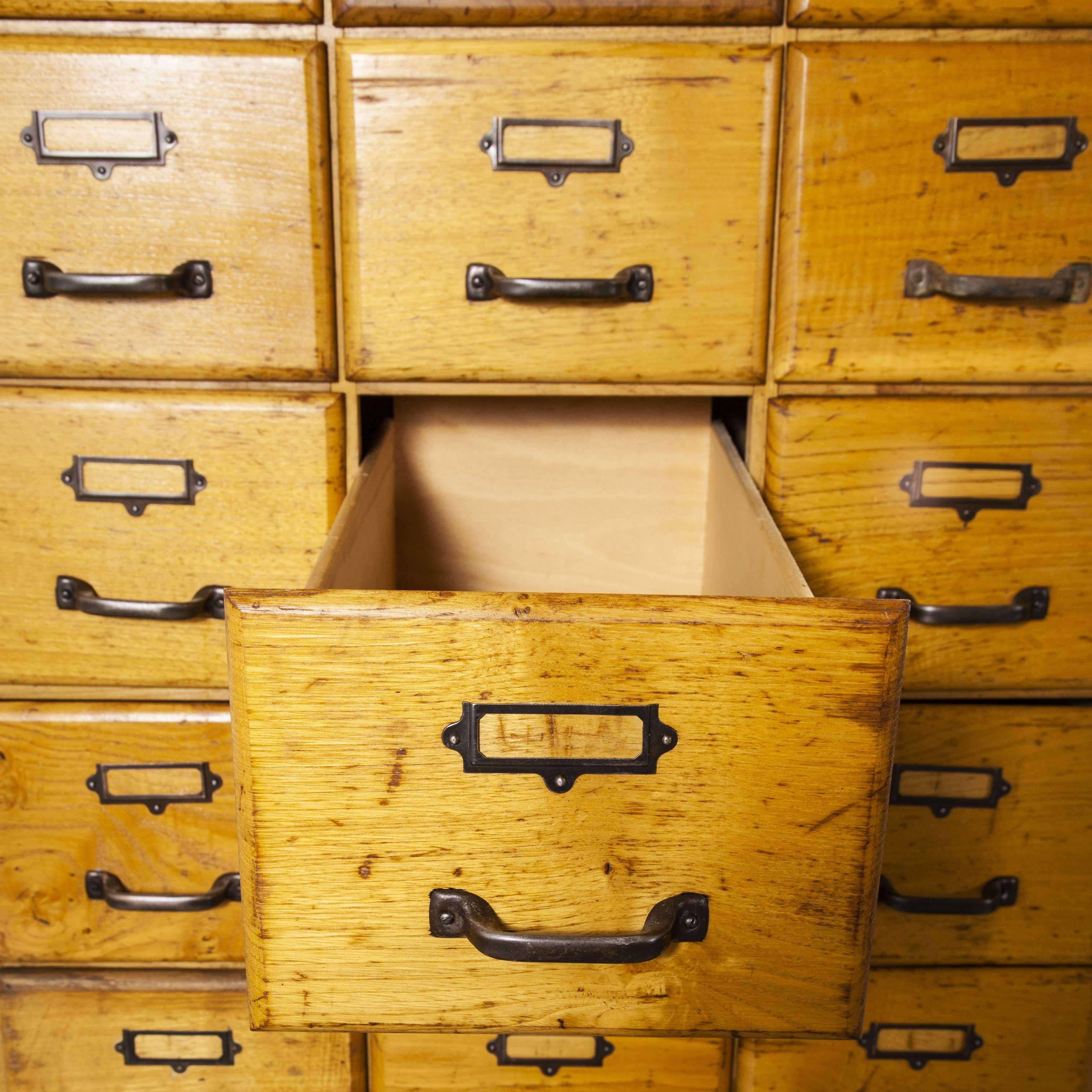 Cassettiera alta a più cassetti in Oak Oak del 1950, con ventuno cassetti 1