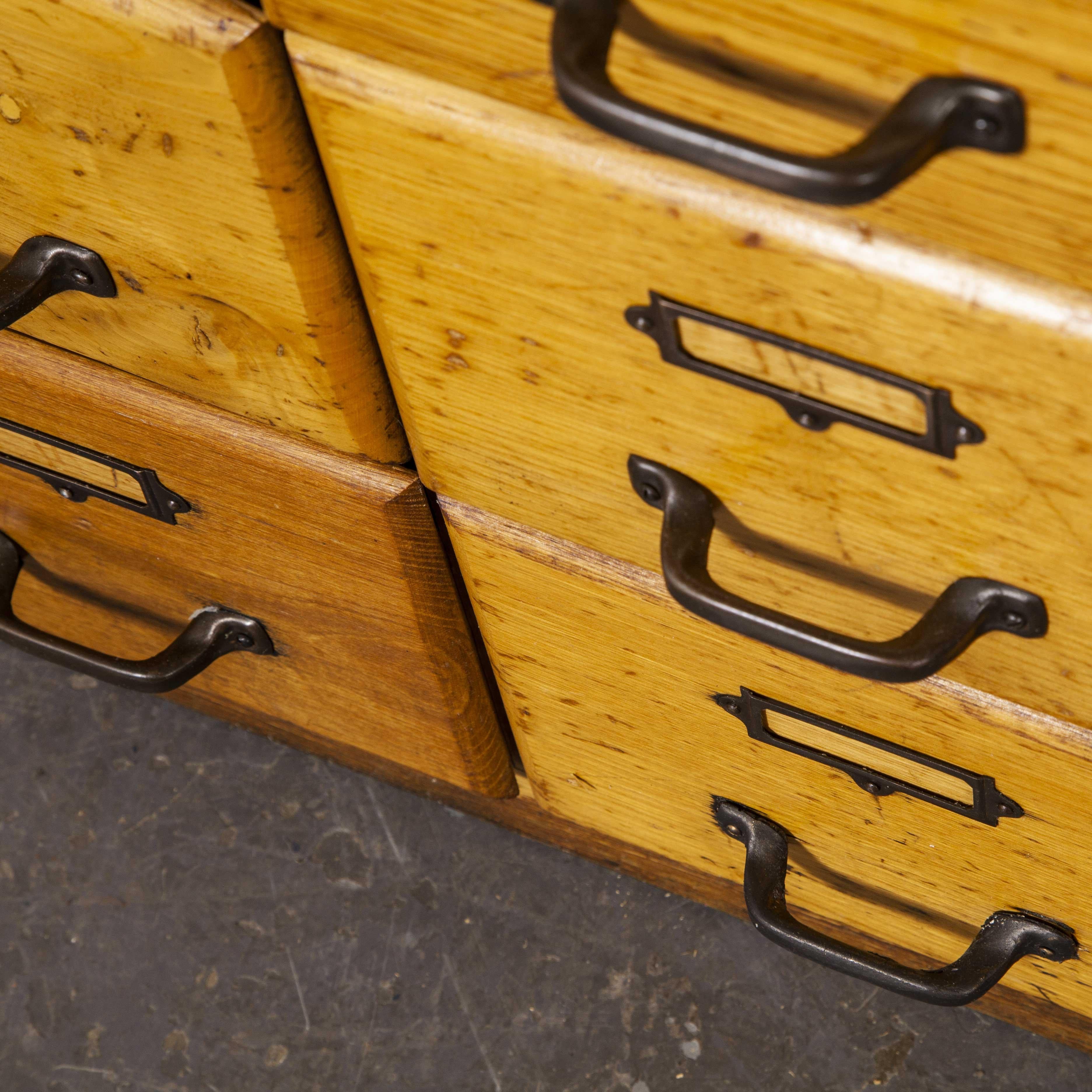 Cassettiera alta a più cassetti in Oak Oak del 1950, con ventuno cassetti 2