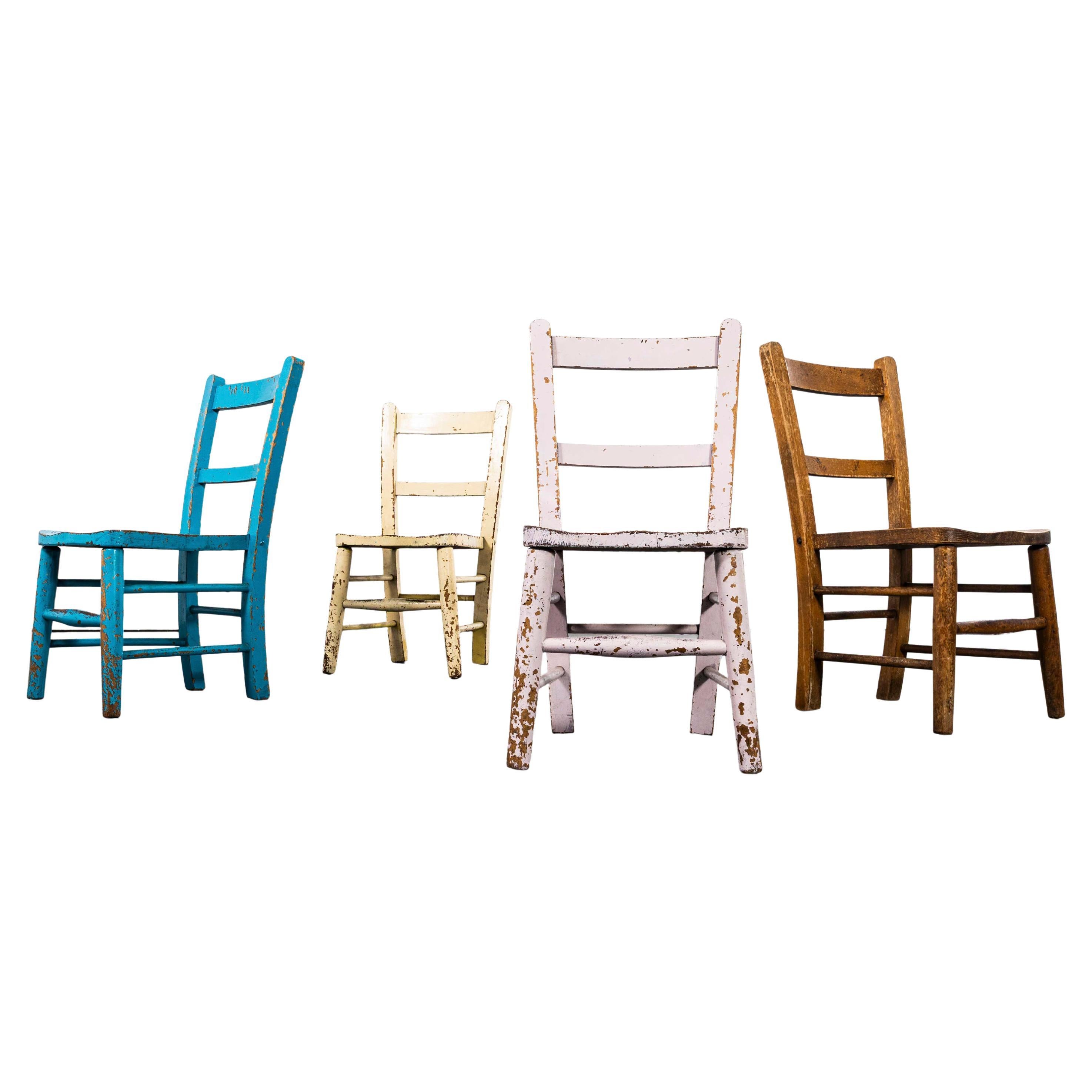 Chaises de chapelle pour enfants des années 1950, peintes à l
anglaise, couleurs mélangées - ensemble de quatre chaises en vente