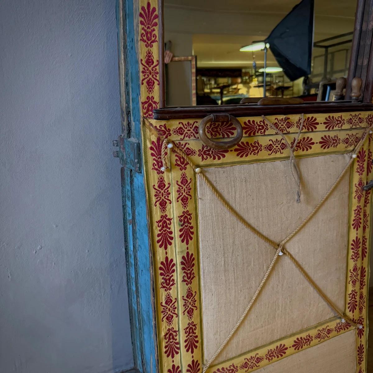 Coppia di specchi inglesi degli anni '50 ricavati da porte di carrozze verdi in vendita 4