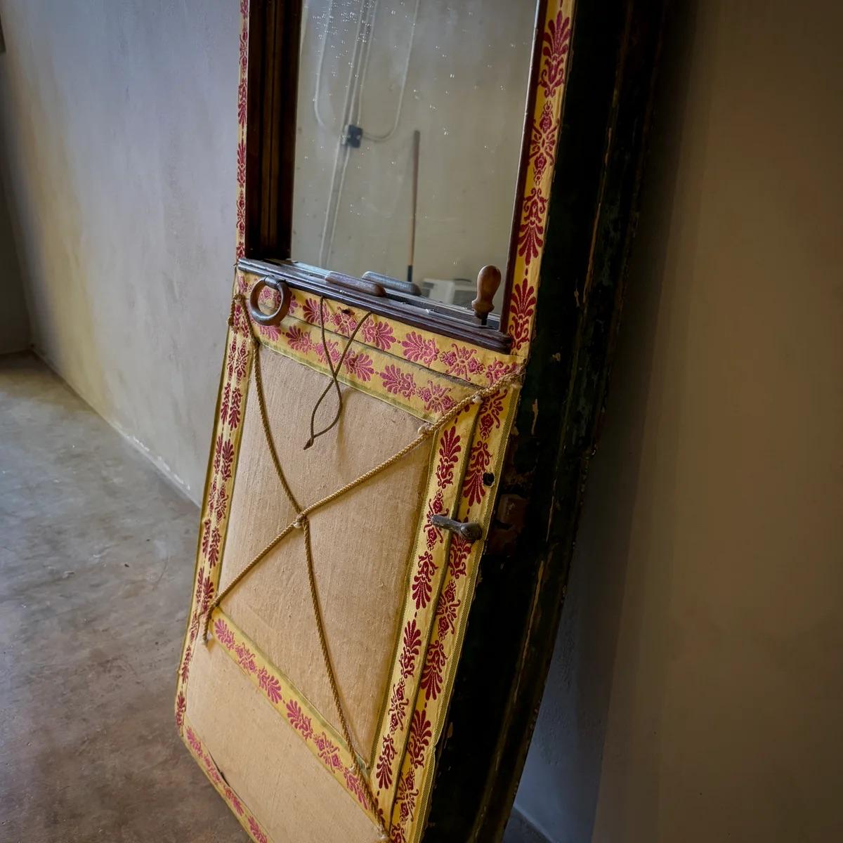 Coppia di specchi inglesi degli anni '50 ricavati da porte di carrozze verdi in vendita 5